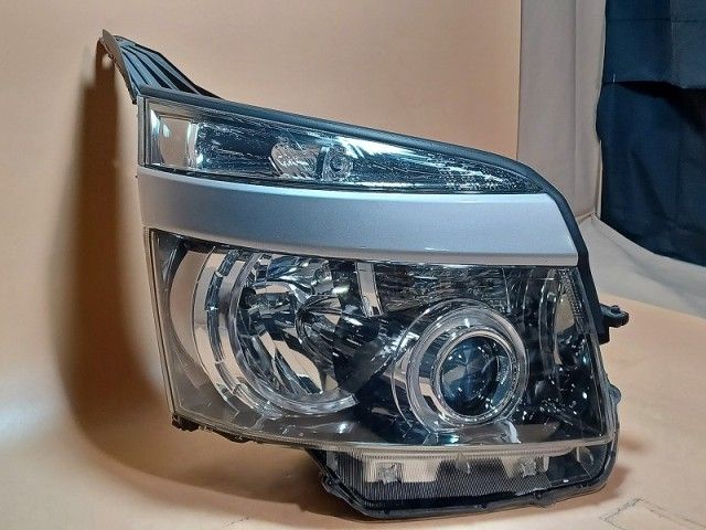 トヨタ純正　ZRR70/75 ヴォクシー　後期　ヘッドライト左右バラスト付 ヴォクシー ZRR75W 左ヘッドランプ・ヘッドライト ZS コイト 28