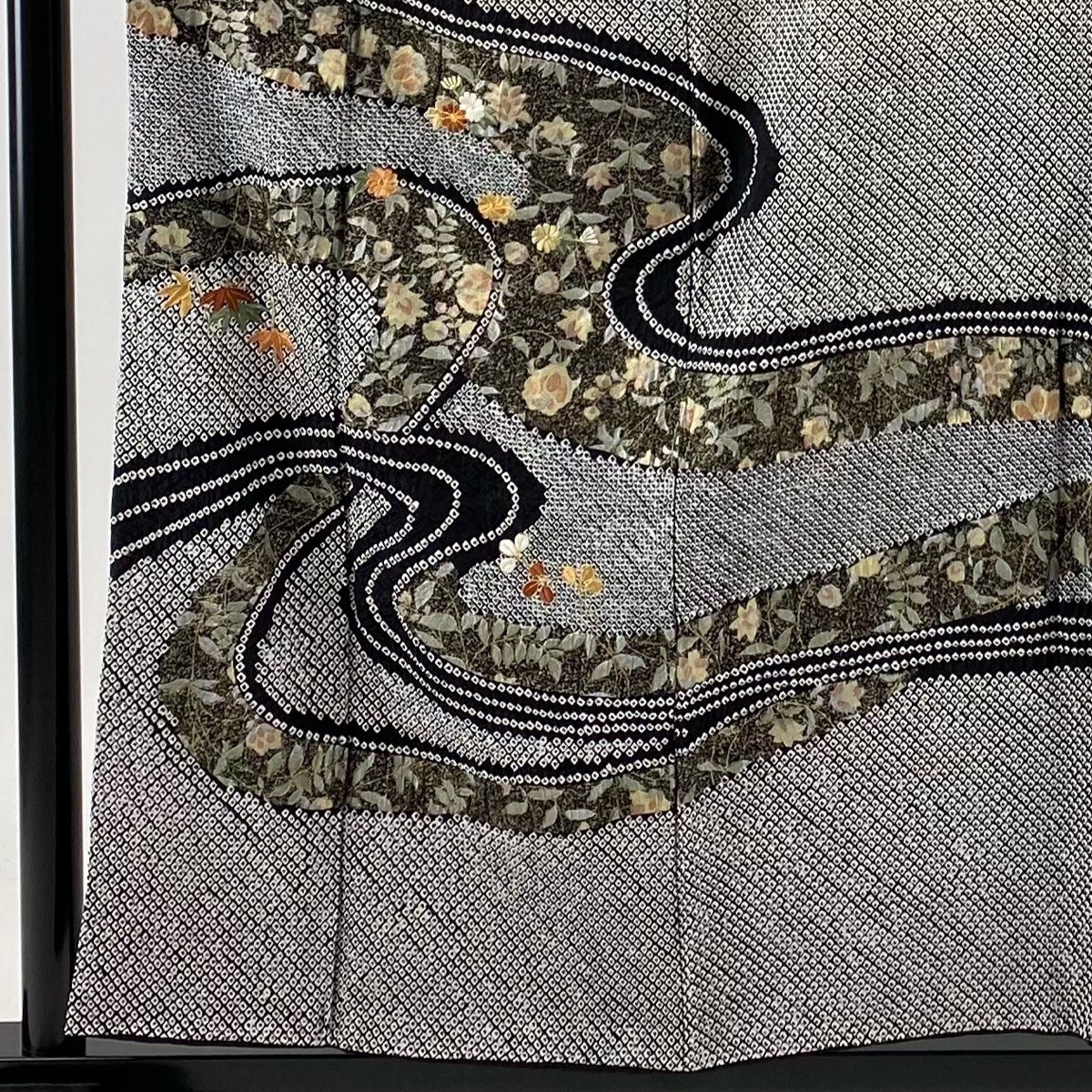 付下げ 身丈156.5cm 裄丈64cm M 袷 草花 流水 総絞り 金糸 黒 正絹  