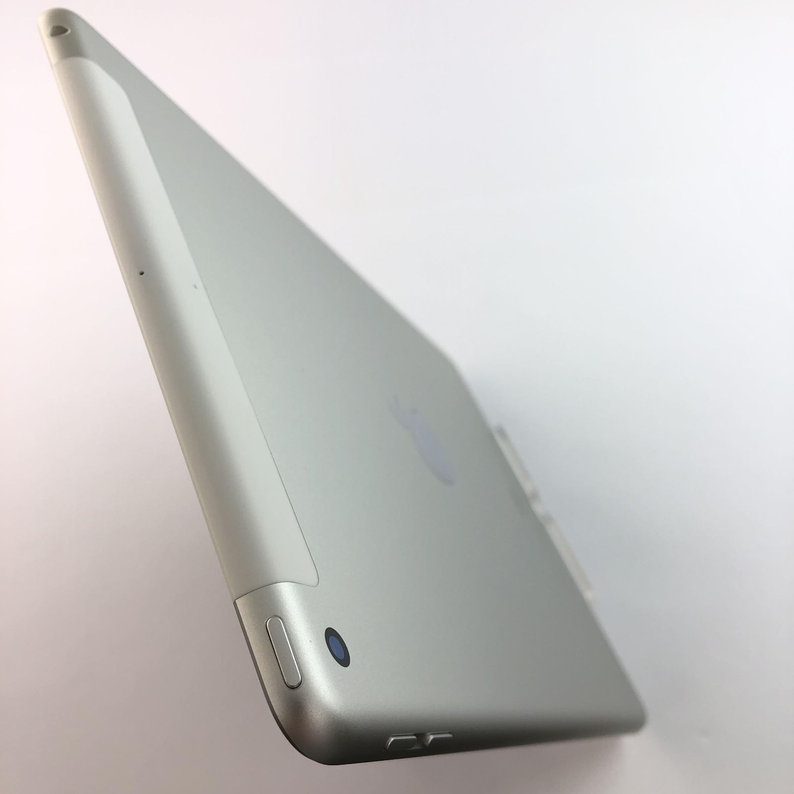 良品】iPad (第5世代) Wi-Fi + Cellular/32GB/355805089856218 Apple