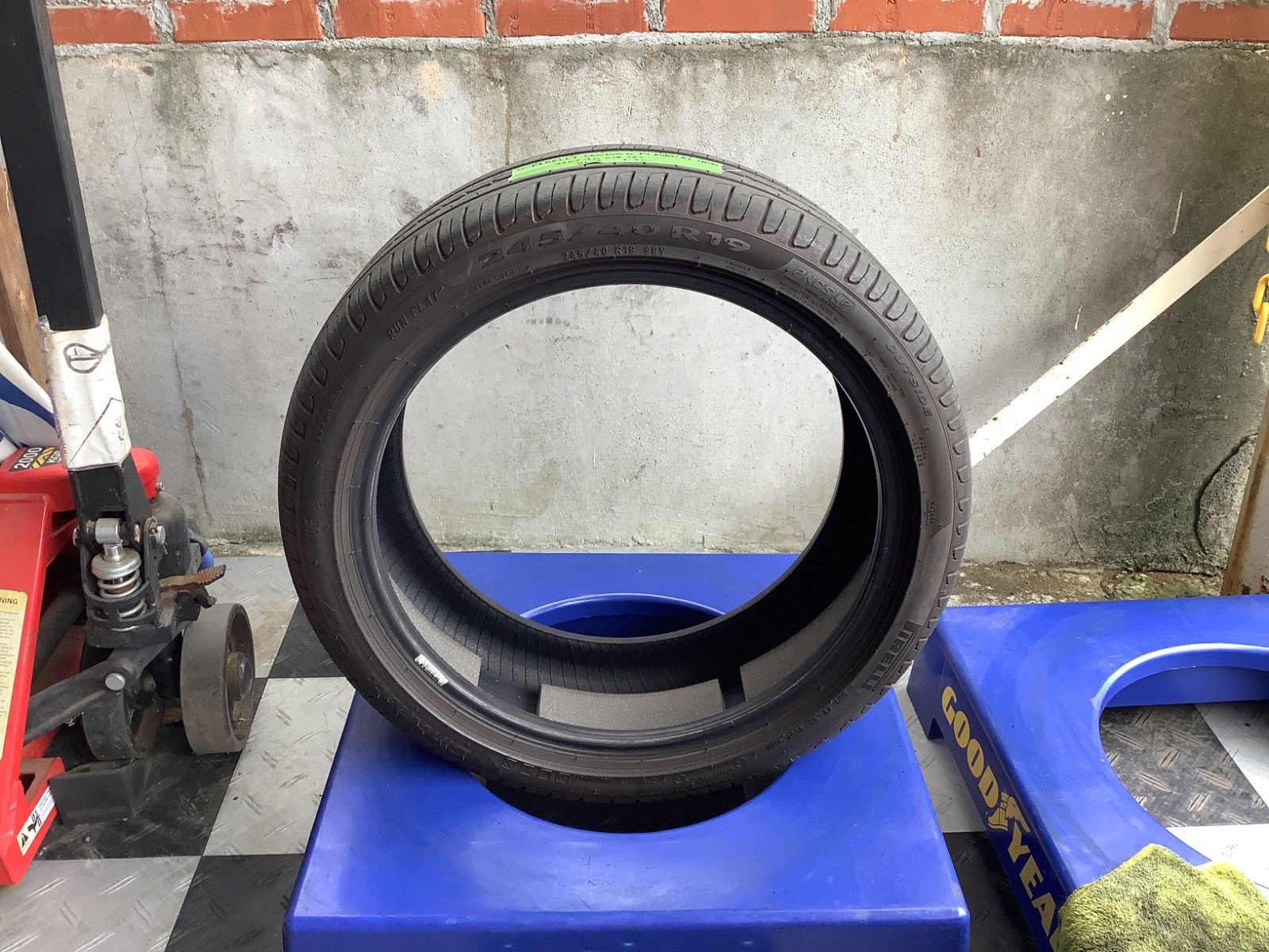 み 245|40R19 PIRELLI Chinturato P7 ピレリ チントゥラートP7 ランフラット MOEメルセデス認証タイヤ タイヤ1本