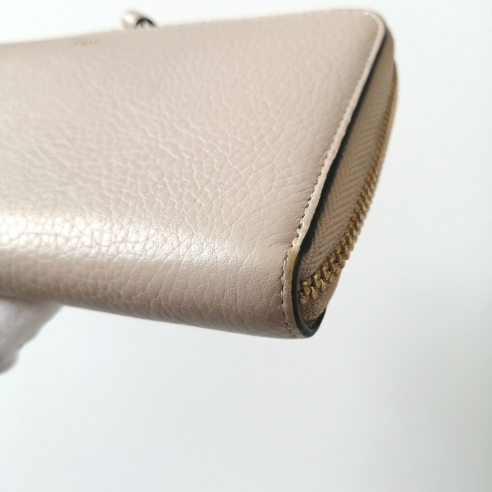 ベージュ アルファベット