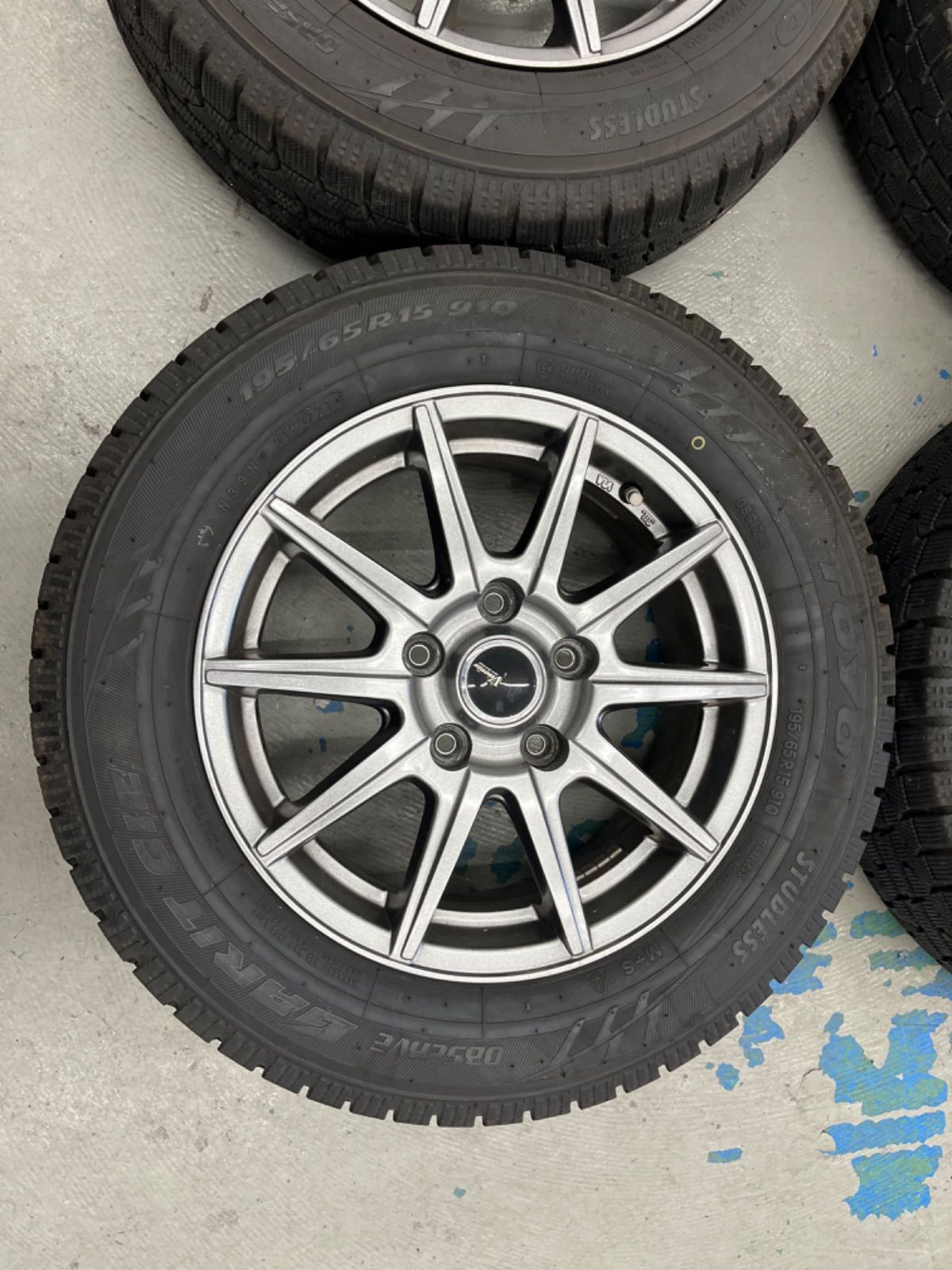トヨタヴォクシースタッドレスタイヤホイル付き195|65R15