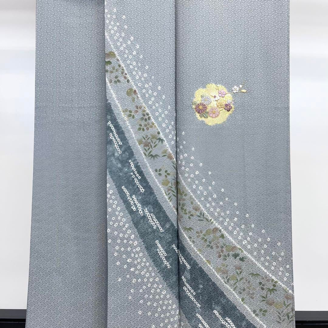 付下げ 雪輪に刺繍の花柄 金駒刺繍 金彩 紗綾形 京鼠色 しつけ糸 付下げ 雪輪に刺繍の花柄 金駒刺繍 金彩 紗綾形 京鼠色 しつけ糸