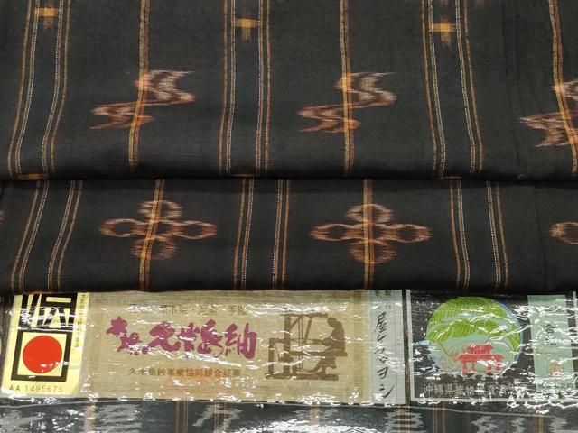 平和屋着物○国指定重要無形文化財 本場久米島紬 屋々名ヨシ作 手織 絣  