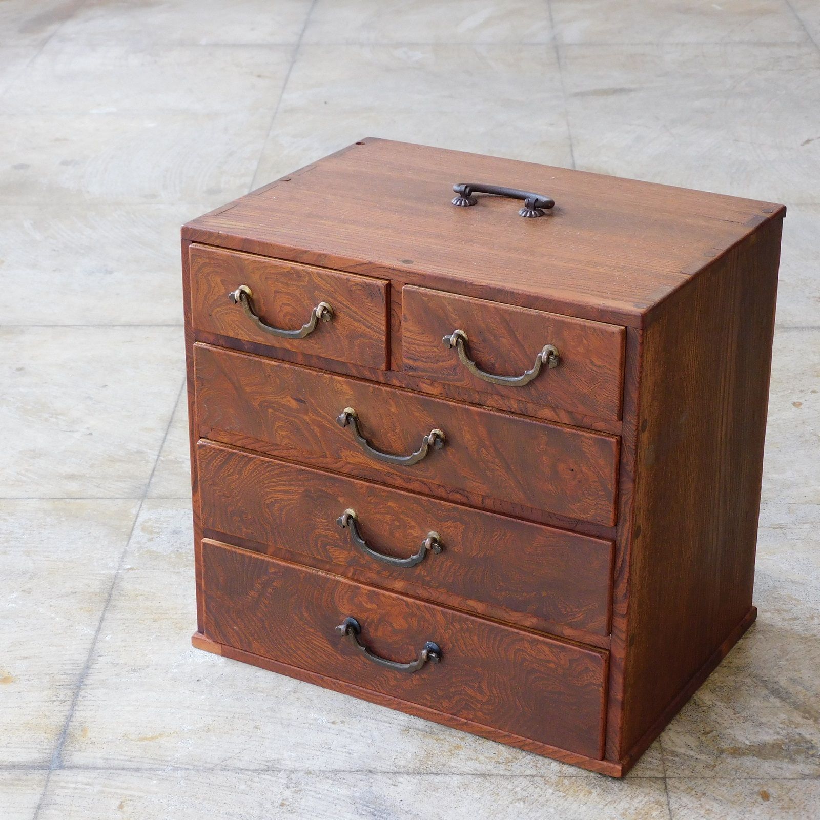 昭和レトロな木製5段タンス 黒い花模様の取っ手付きケヤキです 楽天市場】民芸家具 和モダン 日本製 国産家具 おしゃれ 階段