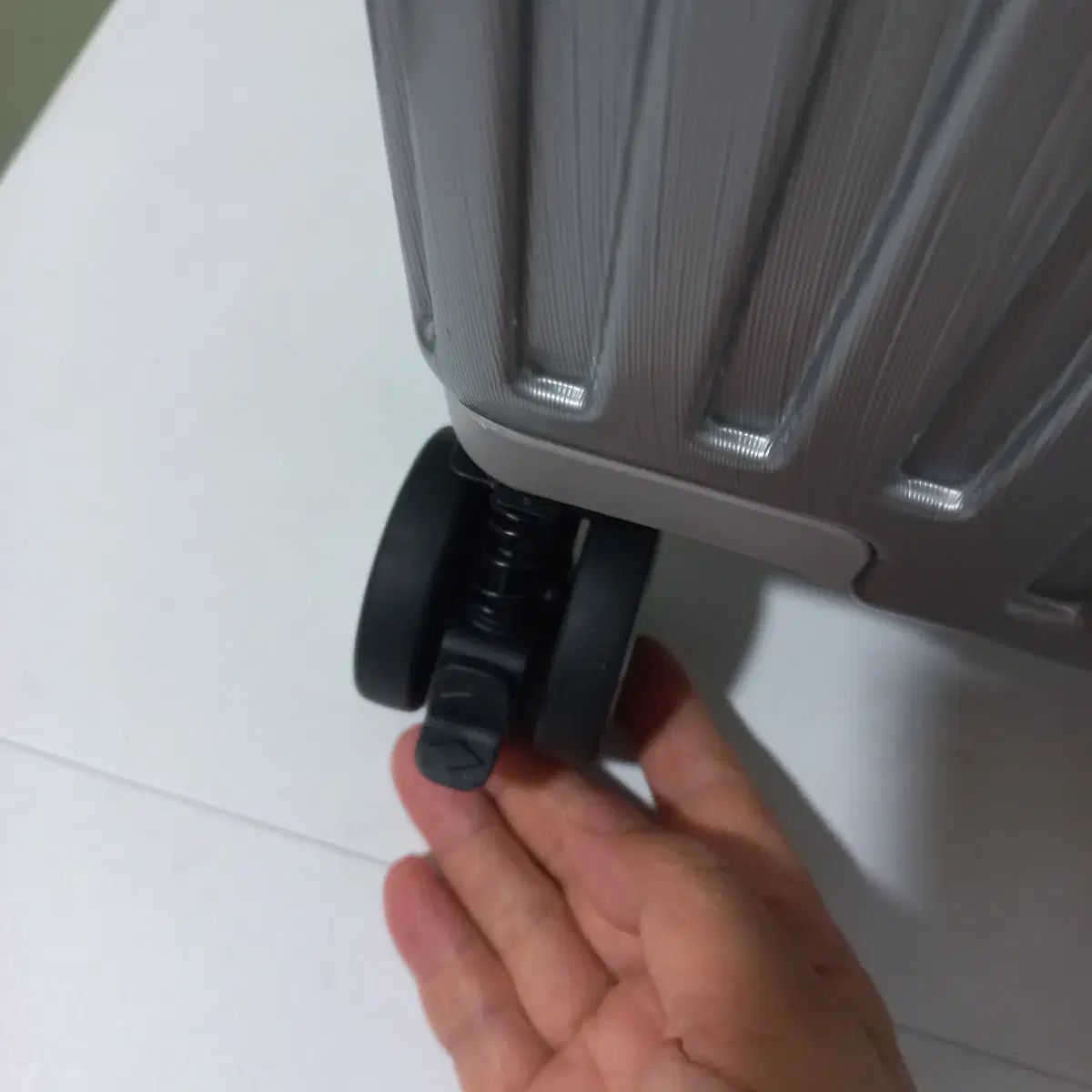 20 インチキャリア ハンブルク シルバー 新品 (エッジスクラッチ