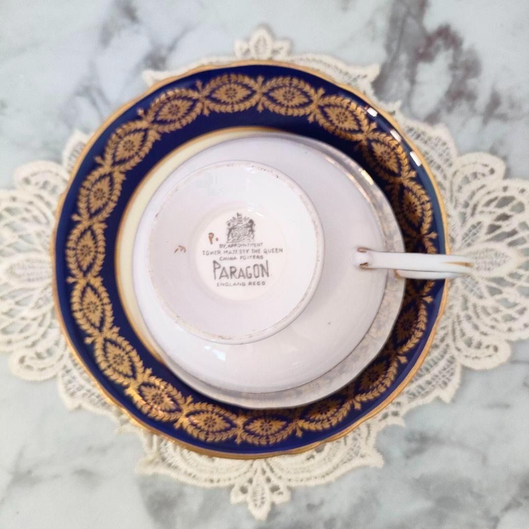 ★美品★ パラゴン カップ＆ソーサー フルーツ 金彩 ピオニーシェイプ コバルト ☆美品☆ パラゴン ピオニーシェイプ カップ＆ソーサー コバルト