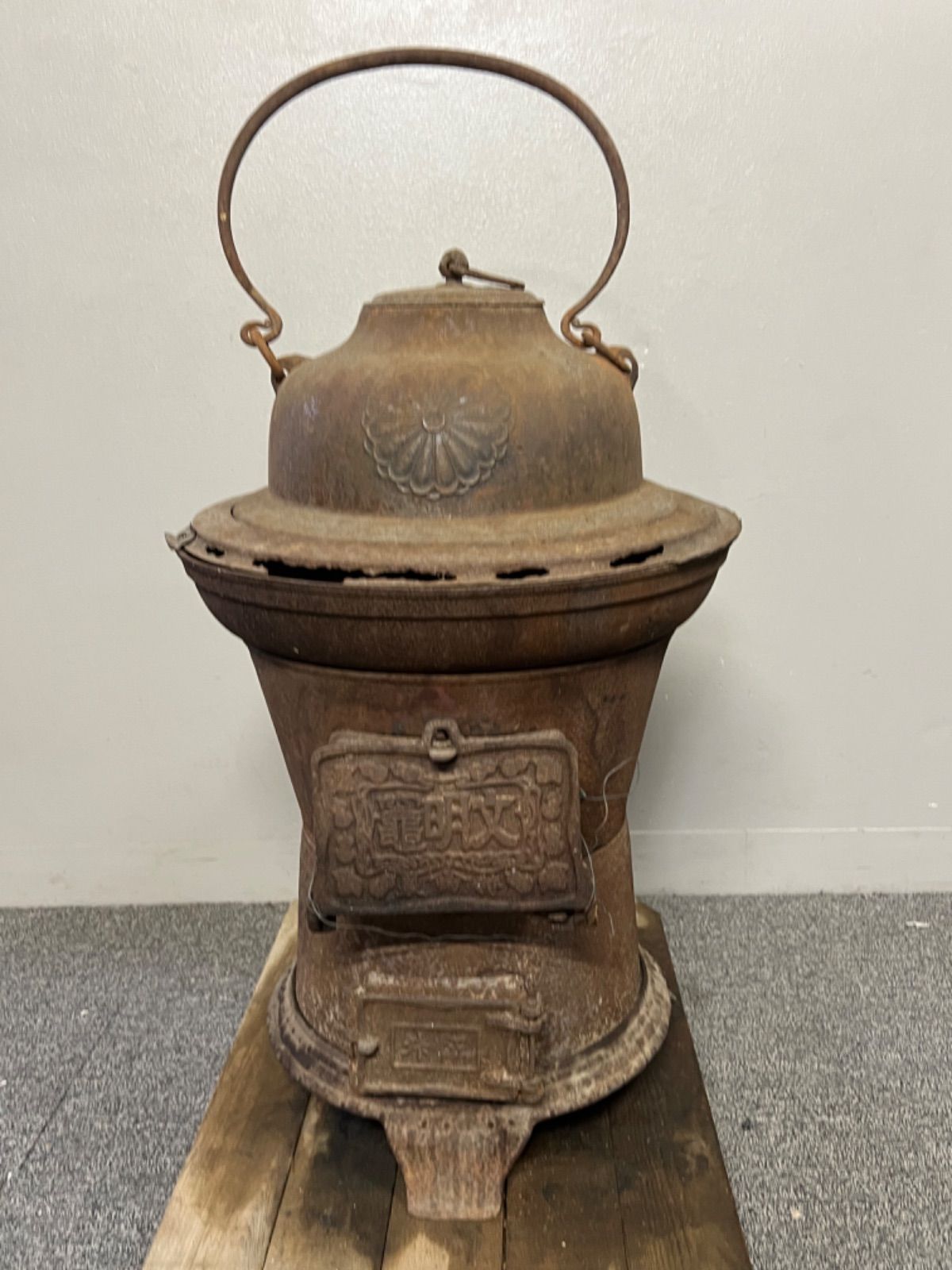 ⭐︎ 時代物 鉄製 かまど 薪ストーブ レトロ 現状品 当時物 30kg ⭐︎ 時代物 鉄製 かまど 薪ストーブ レトロ 現状品 当時物 30kg