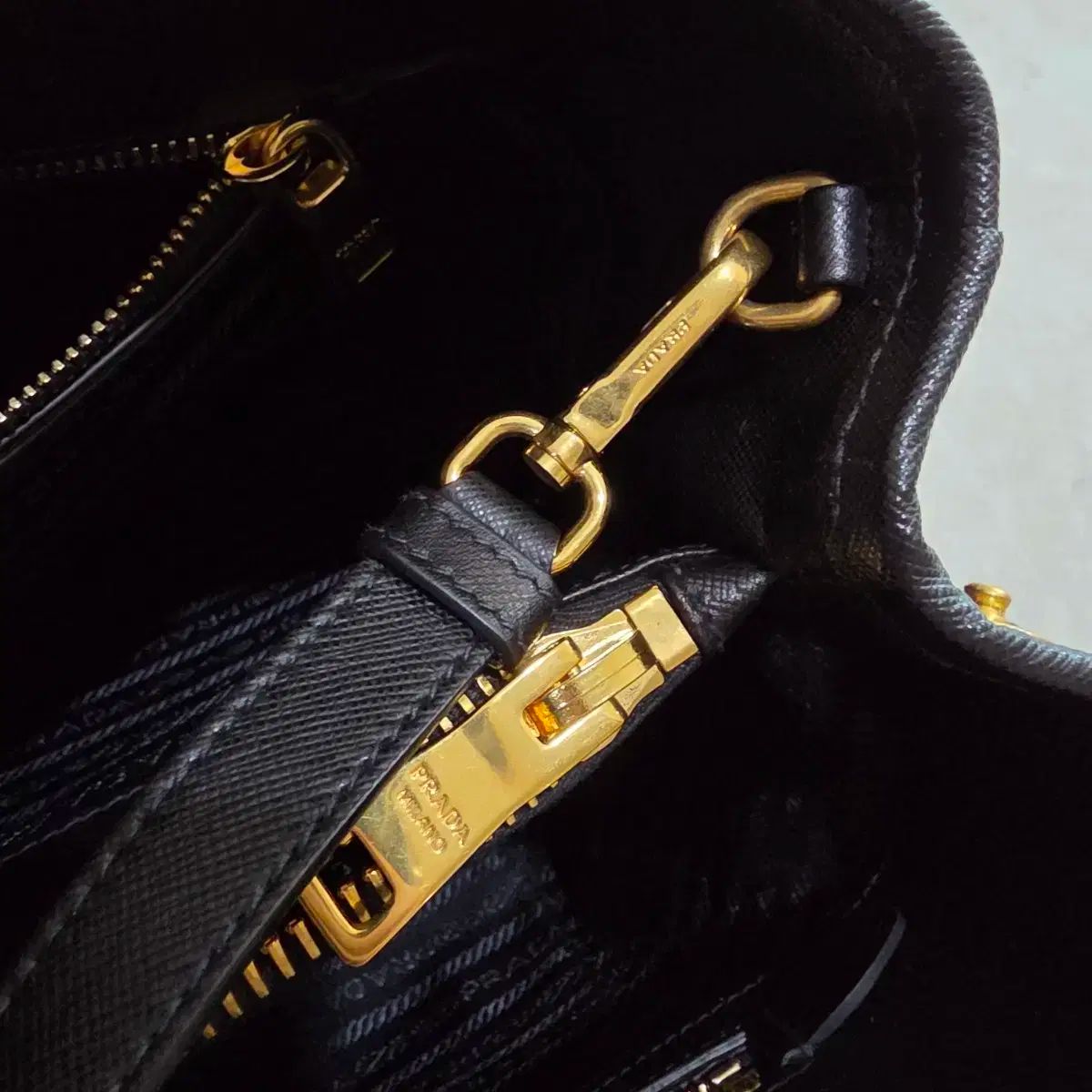 プラダ 三角ロゴ