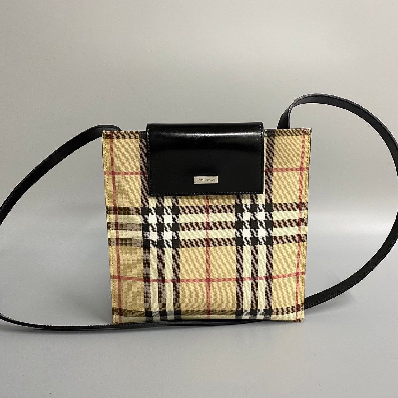 美品 希少品 BURBERRY バーバリー ノバチェック 柄 ロゴ 金具 レザー 