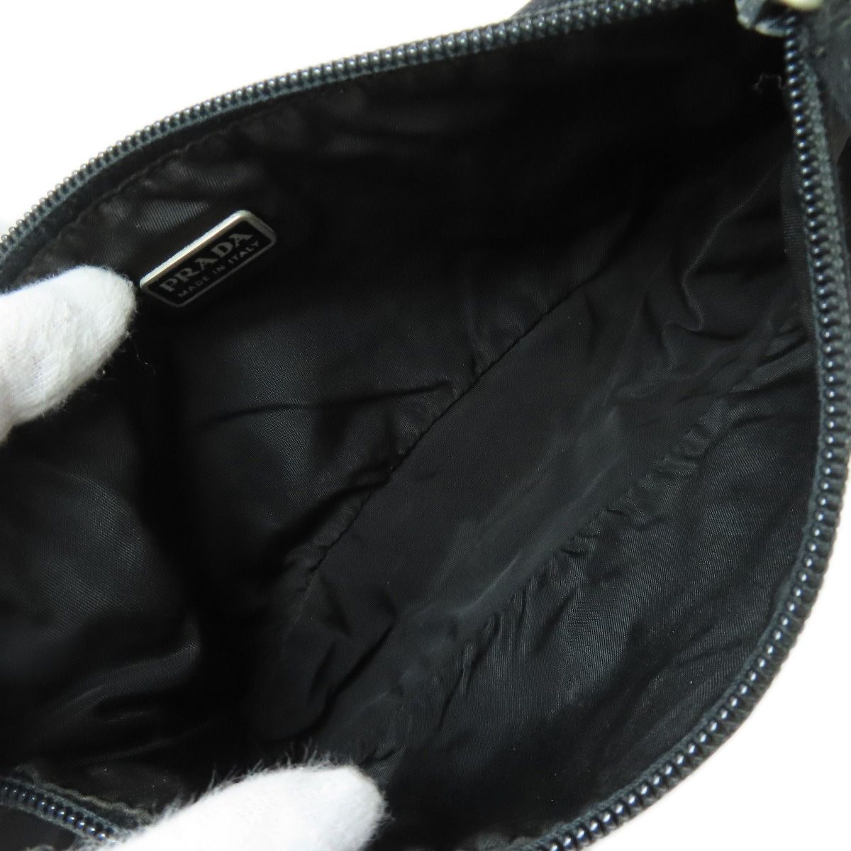 【美品✨】プラダ デカリボン ポーチ ロゴ金具 内総柄 ナイロン 黒色 美品✨】プラダ デカリボン ポーチ ロゴ金具 内総柄 ナイロン 黒色
