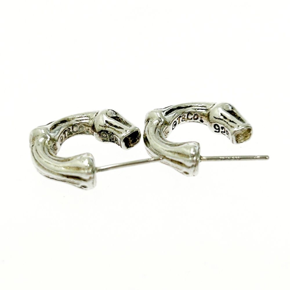 Tiffany & Co. 」の刻印入りシルバーフープピアス