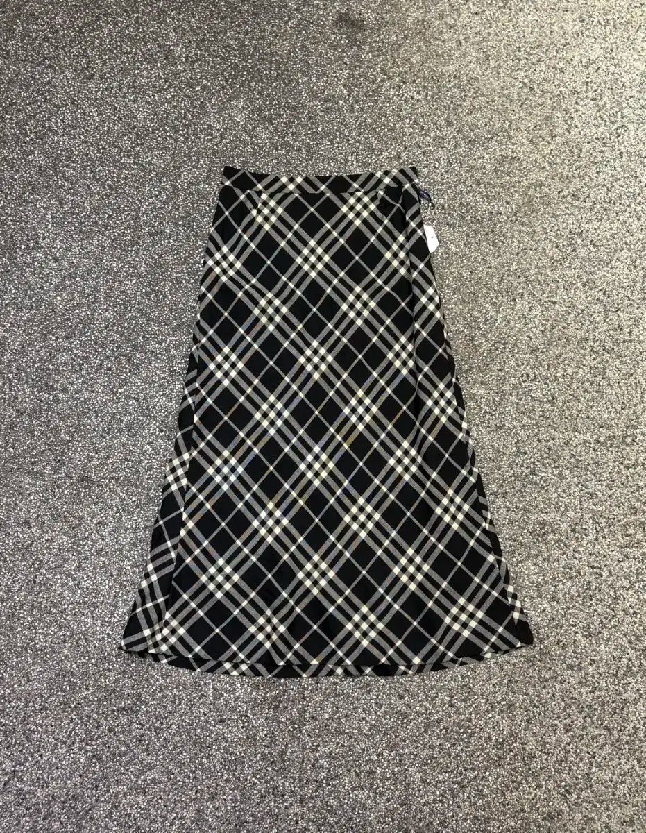 BURBERRY バーバリー ノバチェック 膝丈〜ロング 9号 良品】Burberrys ロングダウンコート ノバチェック柄 白 大きめ