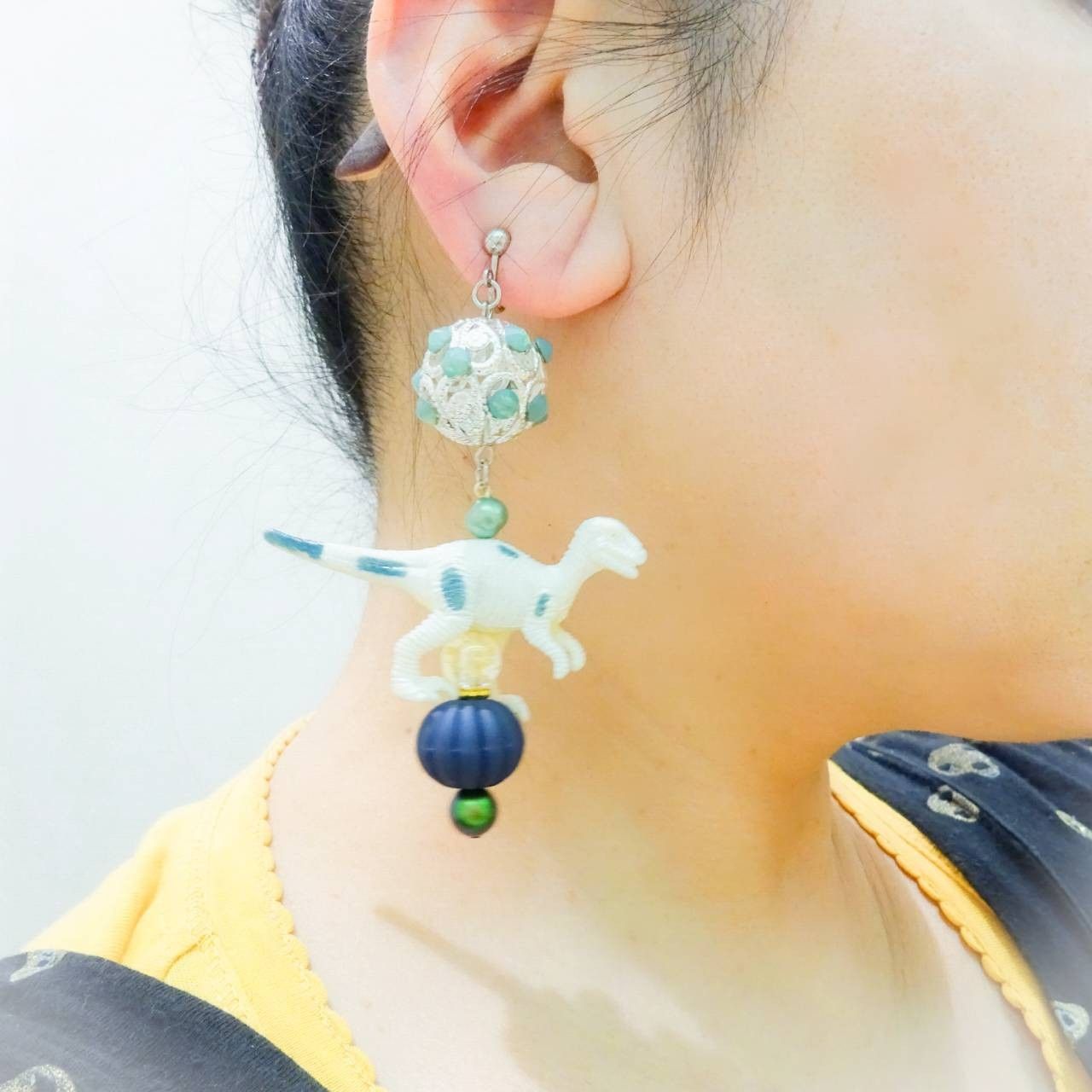 恐竜まわる ミルキーグリーンな ミラーボール 白い ダイナソー チタン 