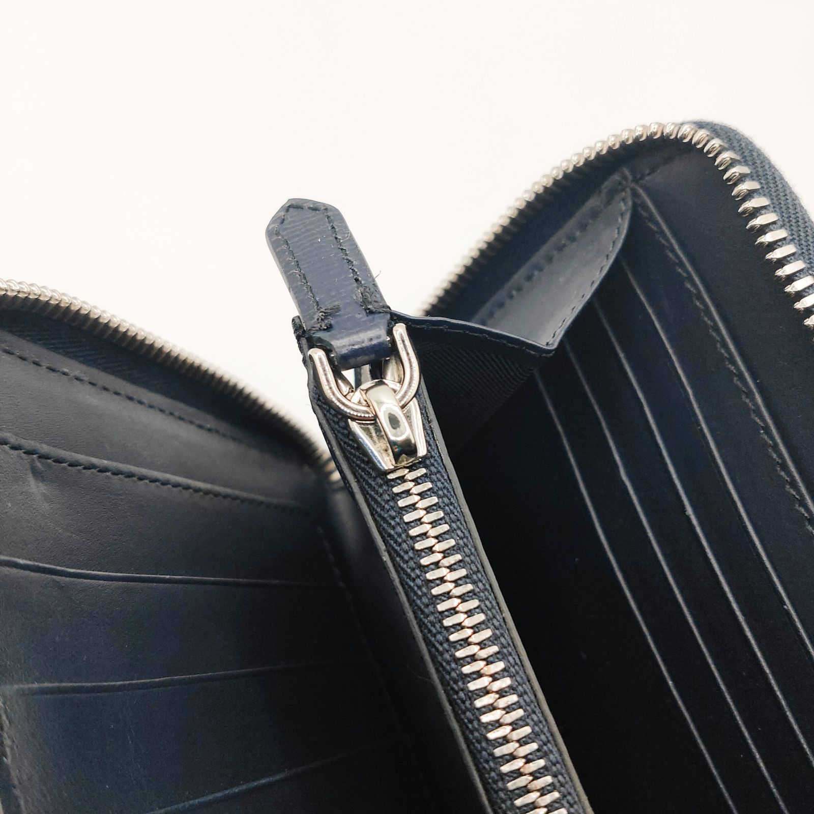 極美品　BURBERRY レザー長財布　ブラック　黒　TB ロゴ　箱袋付き 極美品 BURBERRY レザー長財布 ブラック 黒 TB ロゴ 箱袋付き