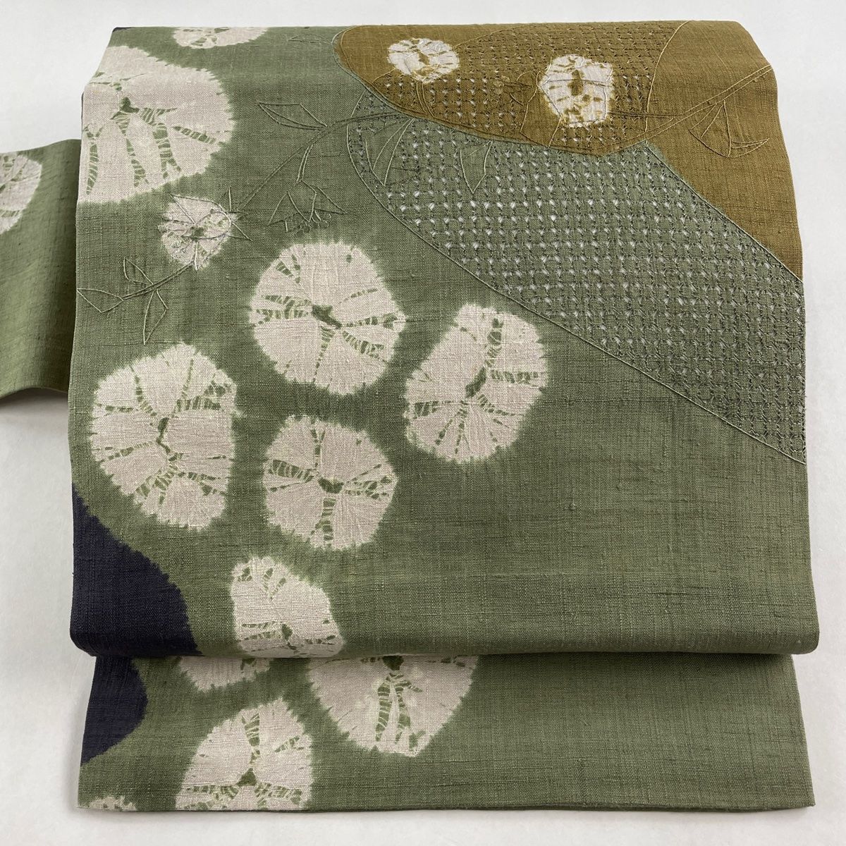 名古屋帯 秀品 紬地 花 刺繍 絞り よもぎ色 正絹