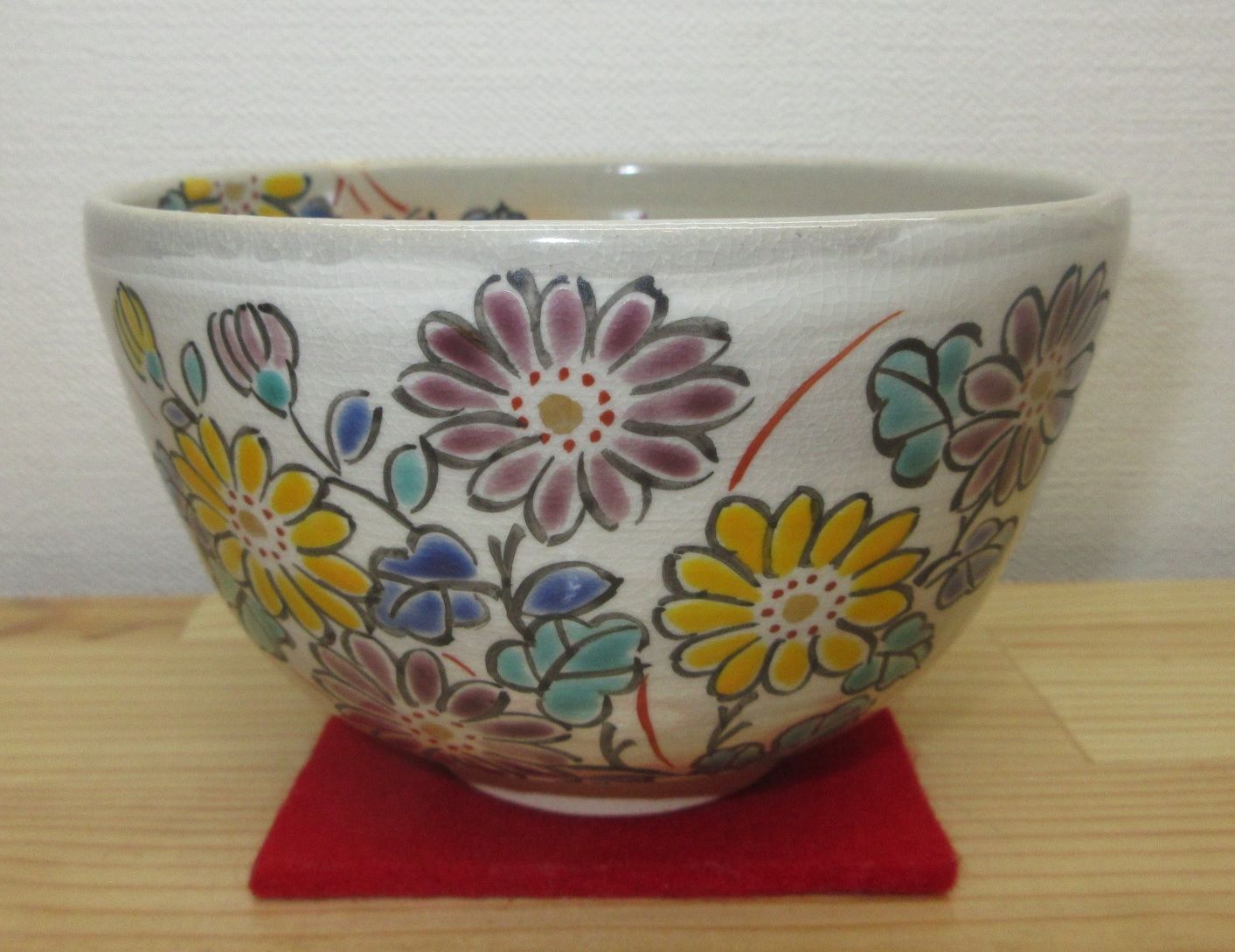 送料込【逢絢亭・新品】茶道具 茶碗 京焼 刷毛目 菊の図 中山喜白 紙箱入り 逢絢亭・新品】茶道具 茶碗 京焼 刷毛目 菊の図 中山喜白 紙箱