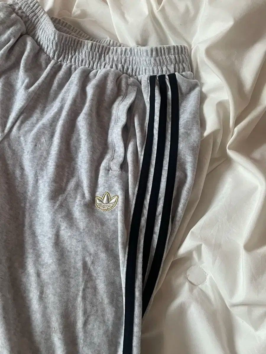 adidas アディダス シルバー ベロア ジョガー パンツ