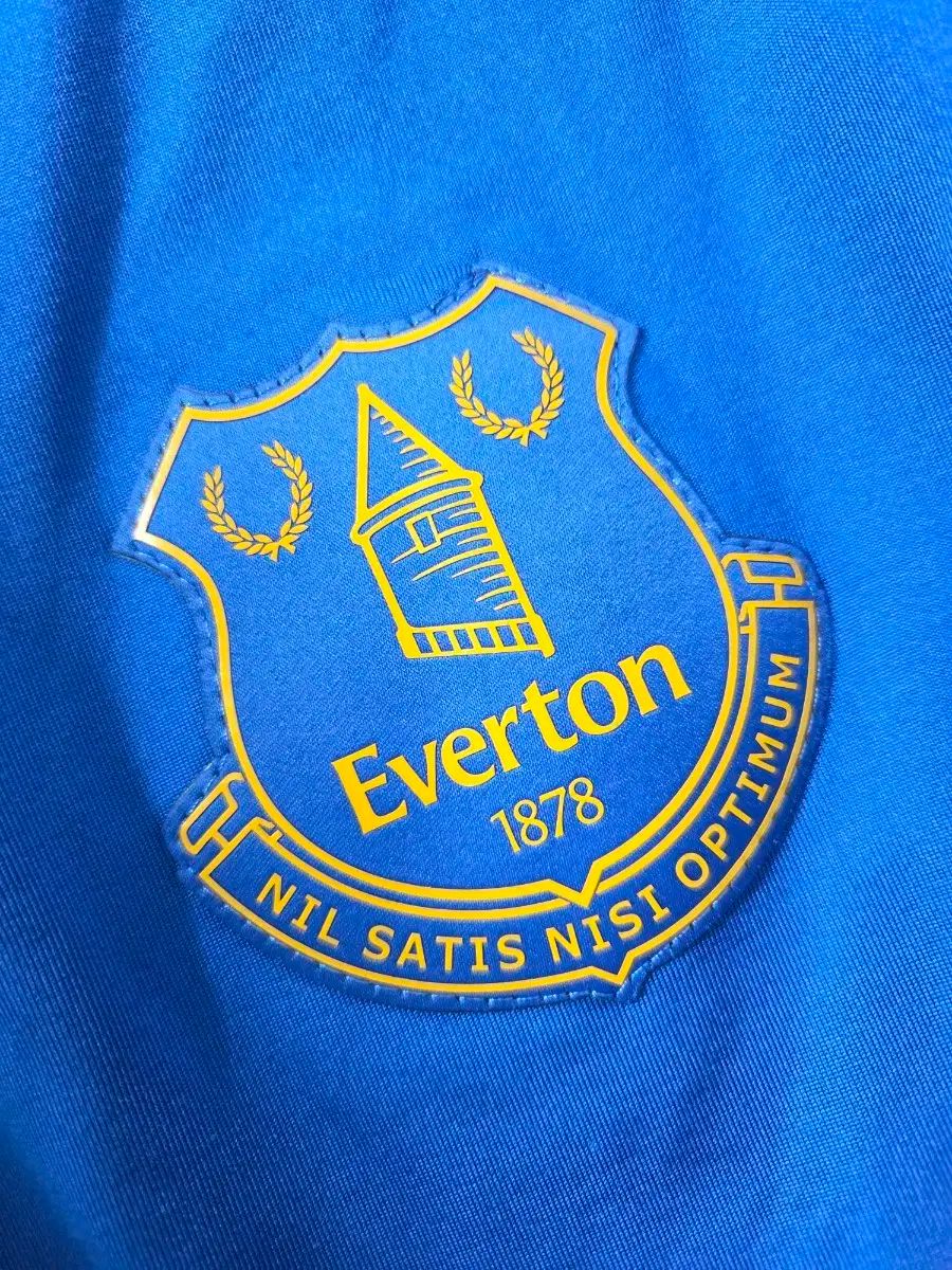 フード付きジップアップ