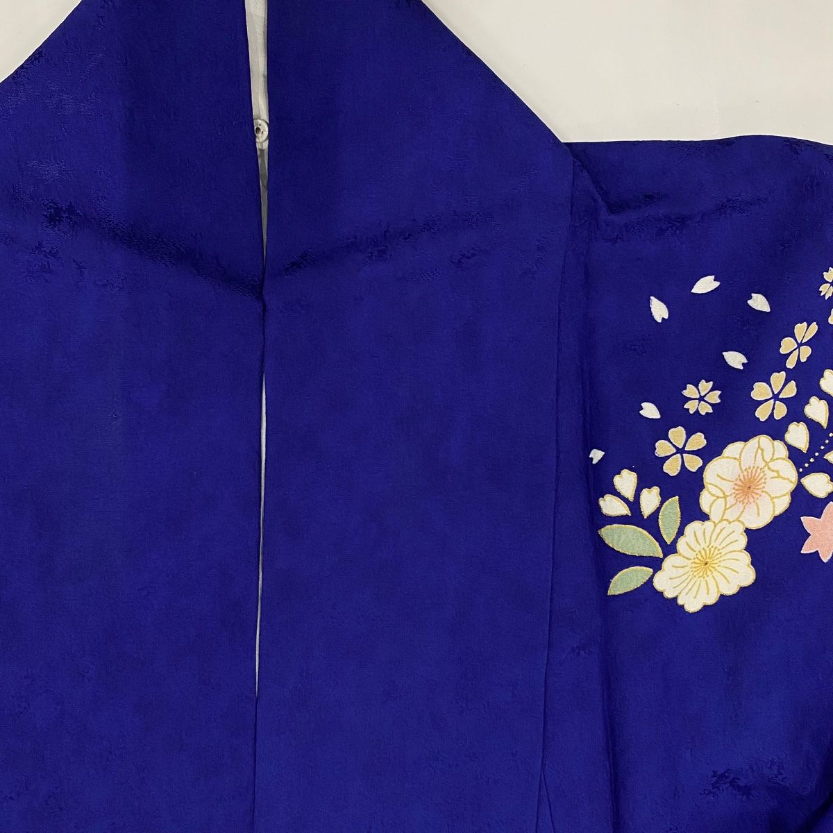 振袖 身長147-162cm 鮮やかな青　正絹　古典 振袖 身丈159.5cm 裄丈65cm M 袷 桜 花びら 金彩 ぼかし 青紫