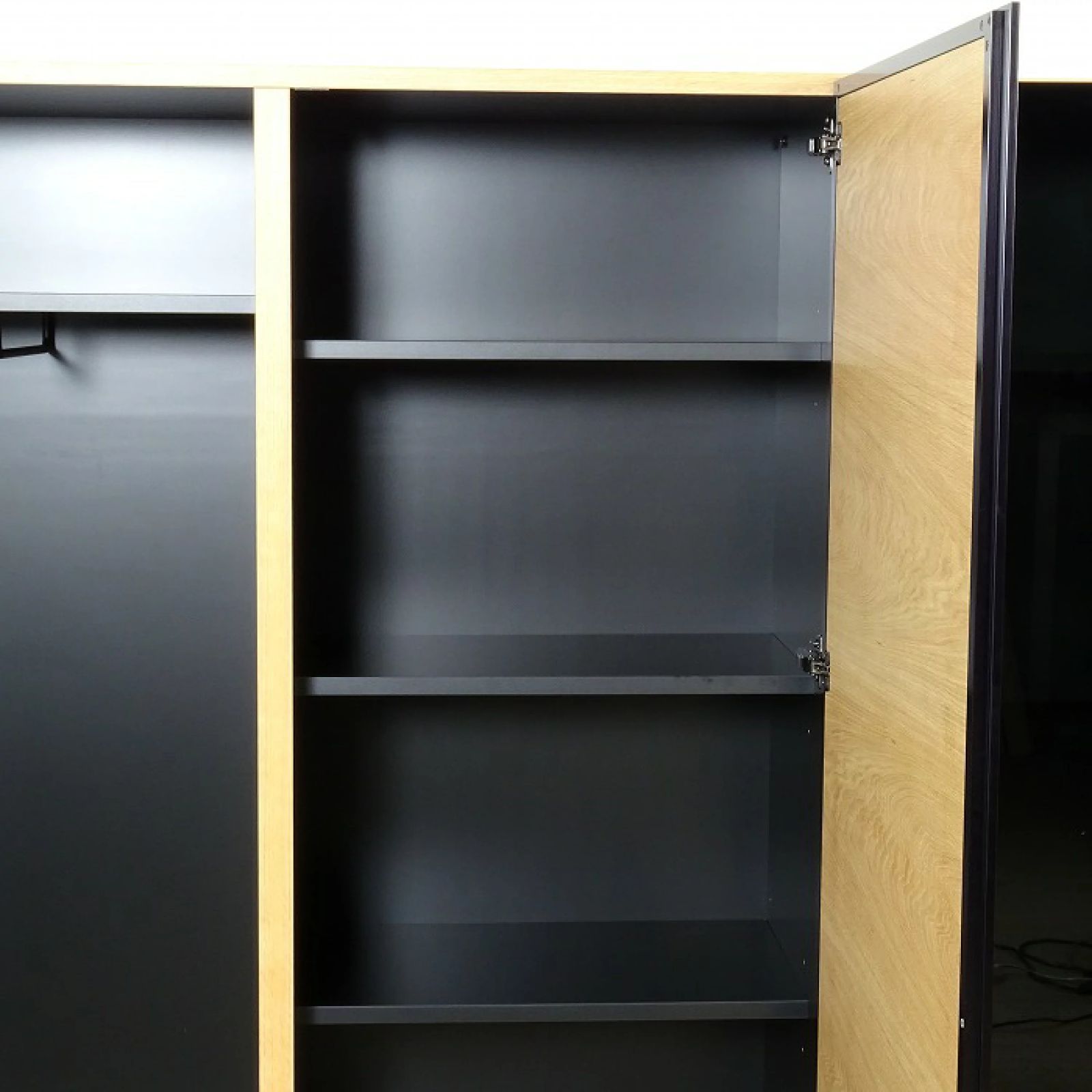 キャビネット ガラス