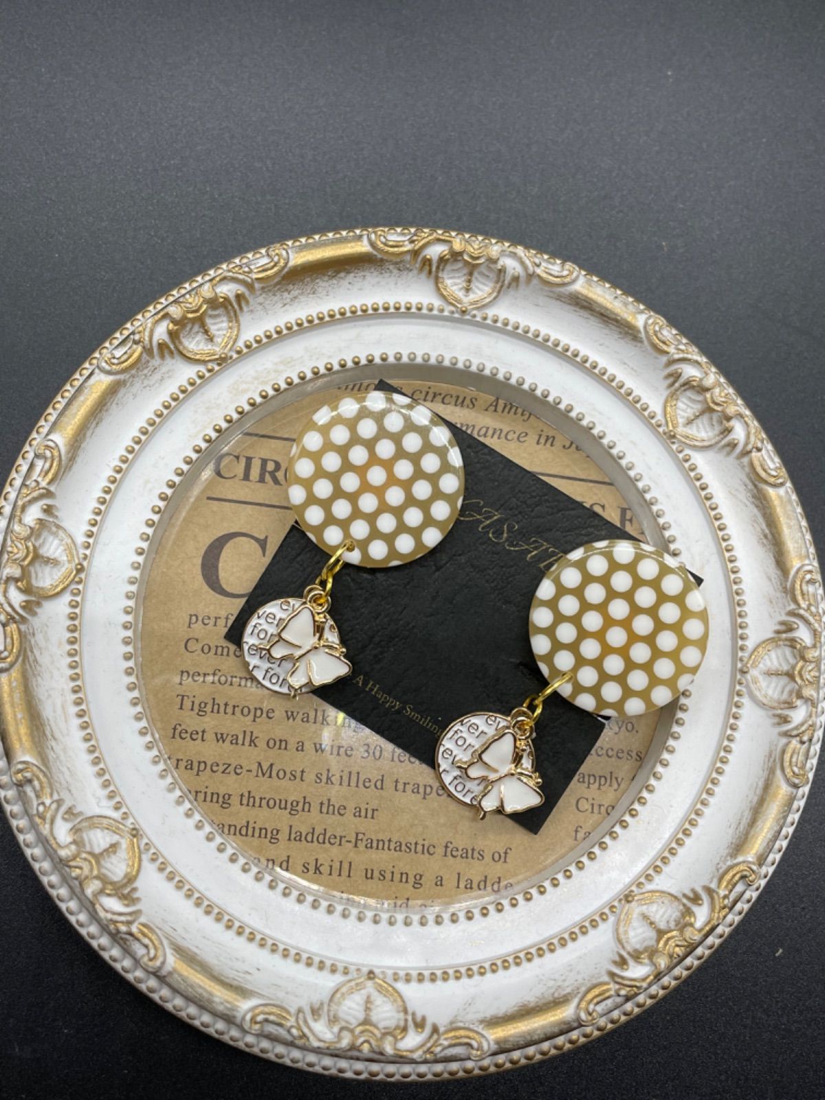 送料無料）イエロー水玉のカボションと白い蝶々のイヤリング 送料無料