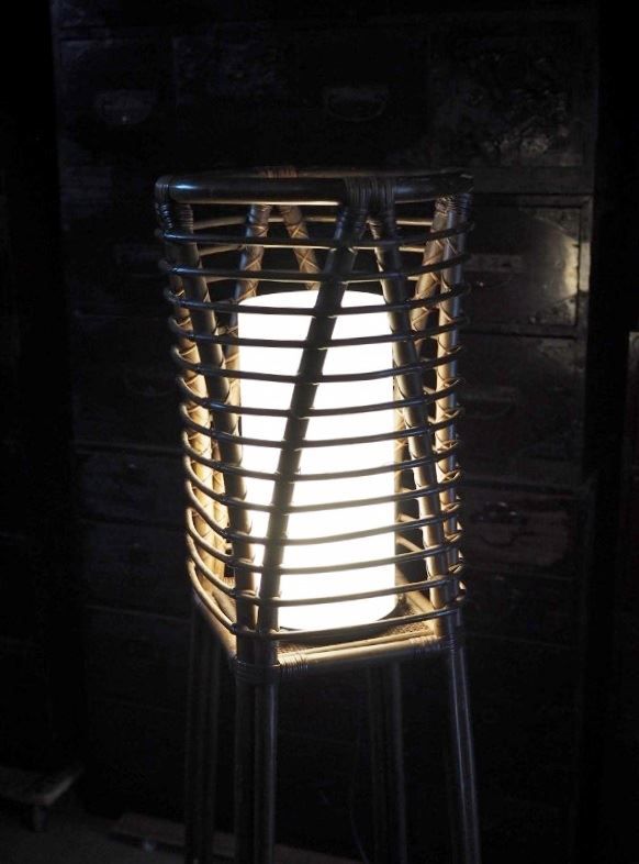 ラタン製の棚付きルームランプ