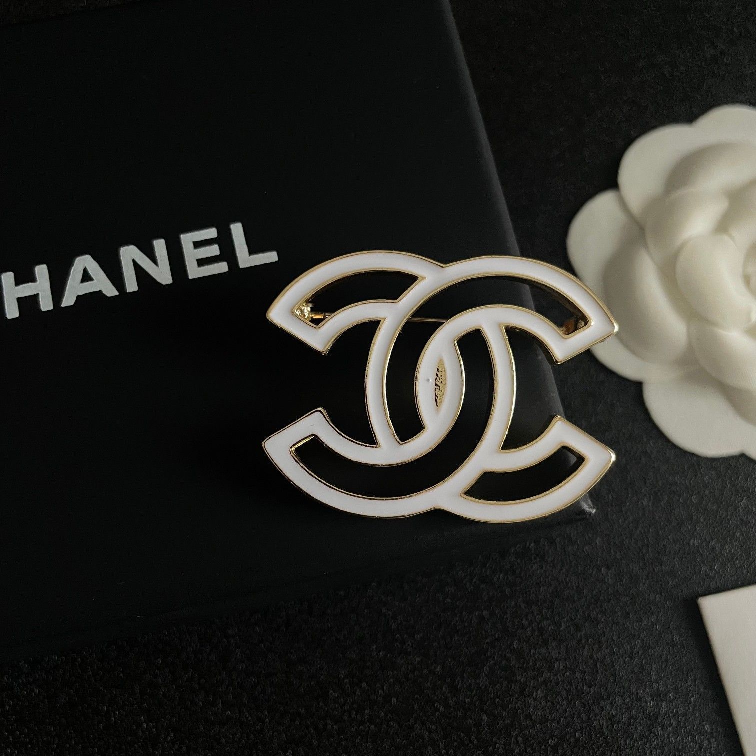 今日特価】CHANEL 最新モデル ブローチ 女性向け マルチウェア