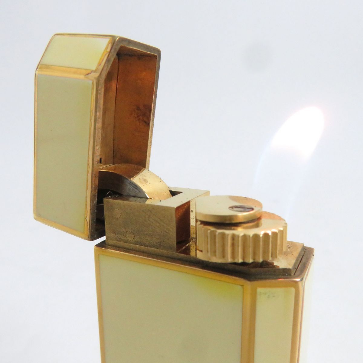 Cartier - 大人気♪△Cartier カルティエ ラッカー 五角形 ペンタゴン ローラー式 ロゴ入り ガスライター アイボリー系×ゴールド 着火確認済み◎ 大人気♪△Cartier カルティエ ラッカー 五角形 ペンタゴン