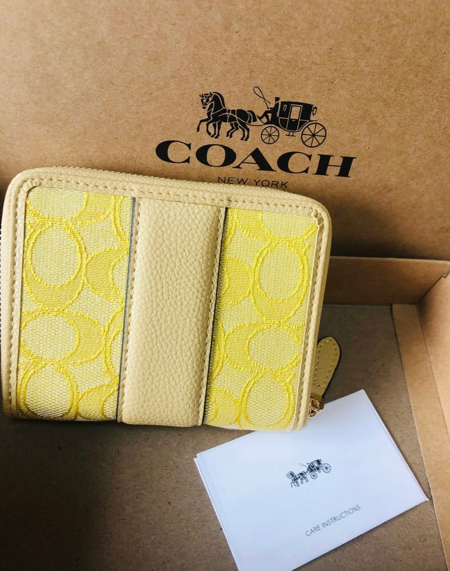 新品/未使用 COACH コーチ コンパクトファスナー財布 イエロー - メルカリ