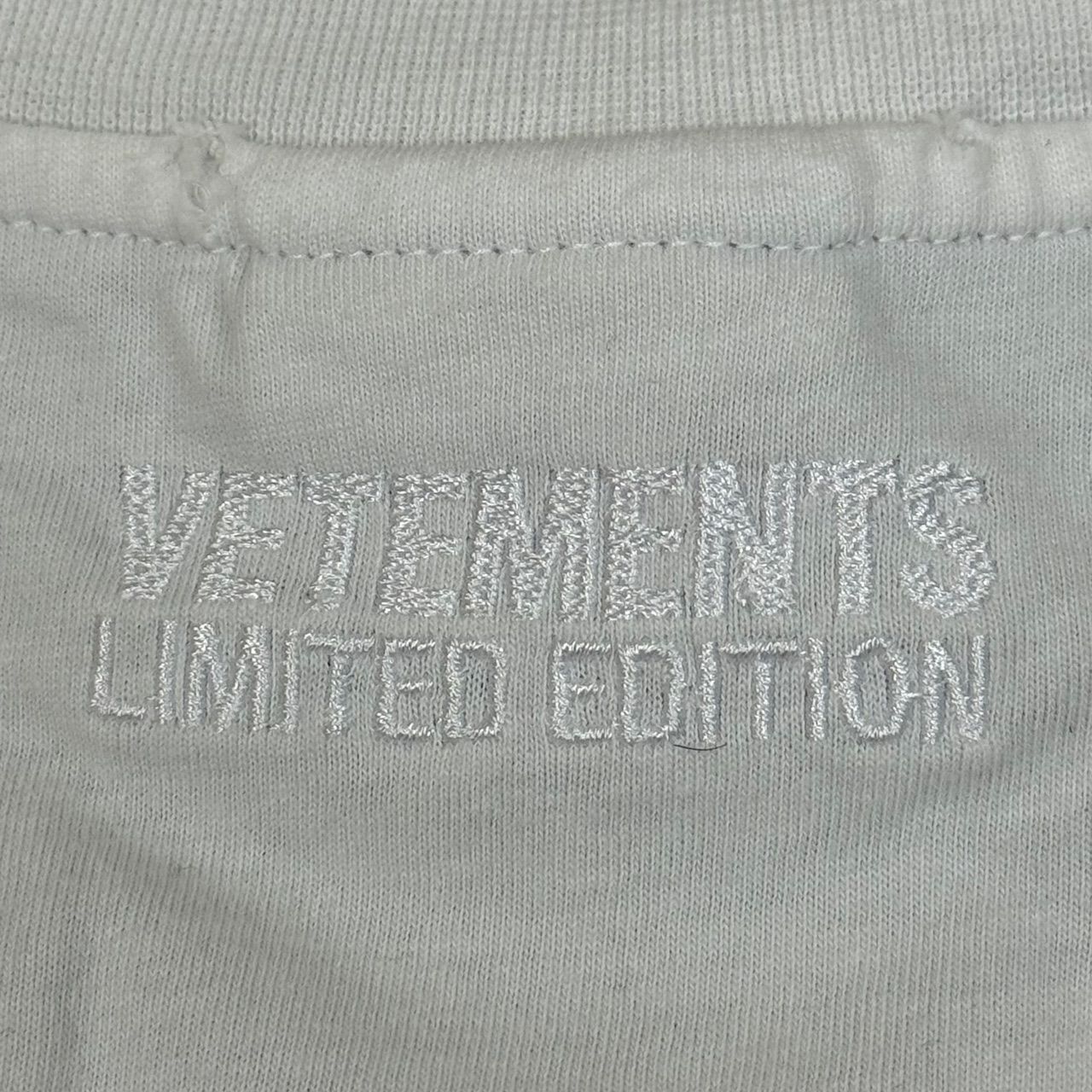 VETEMENTS 23SS ユーズド加工ロゴエンボスプリントTシャツ ヴェトモン UE63TR740W M 72575A4 - メルカリ