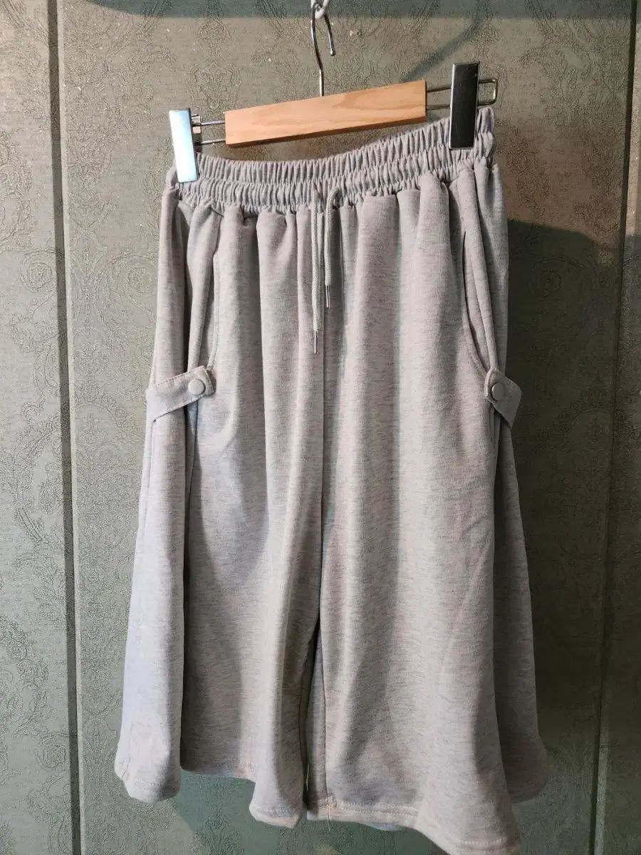 スナップボタン バミューダパンツ