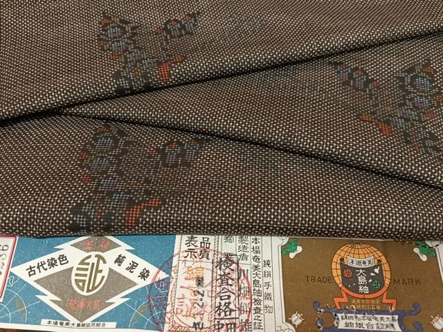 平和屋着物●本場大島紬 純泥染め 手織 一元絣 舞蝶文 川畑都雄作 証紙付き 正絹 AABB0351zg