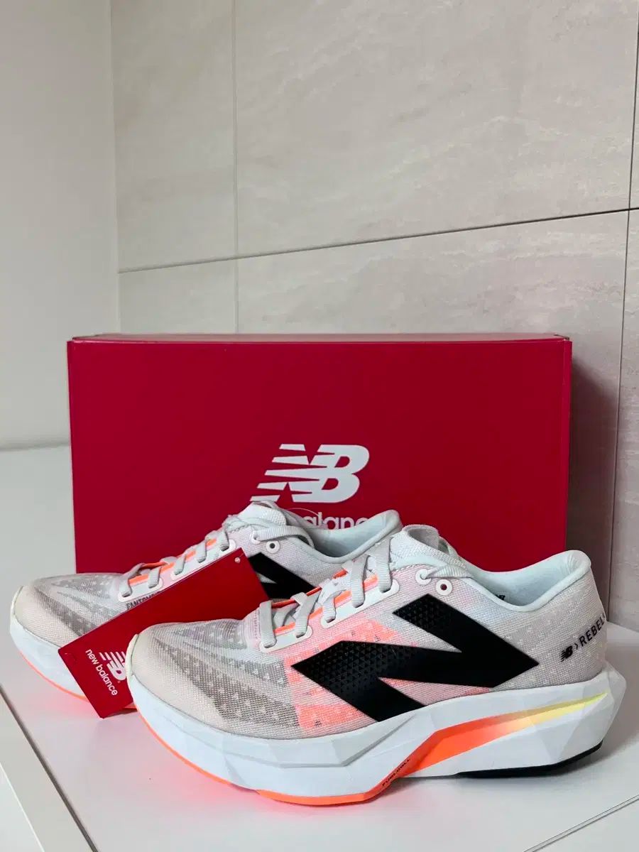 240 New Balance ニューバランス フューエルセル レベル V4 レディース D