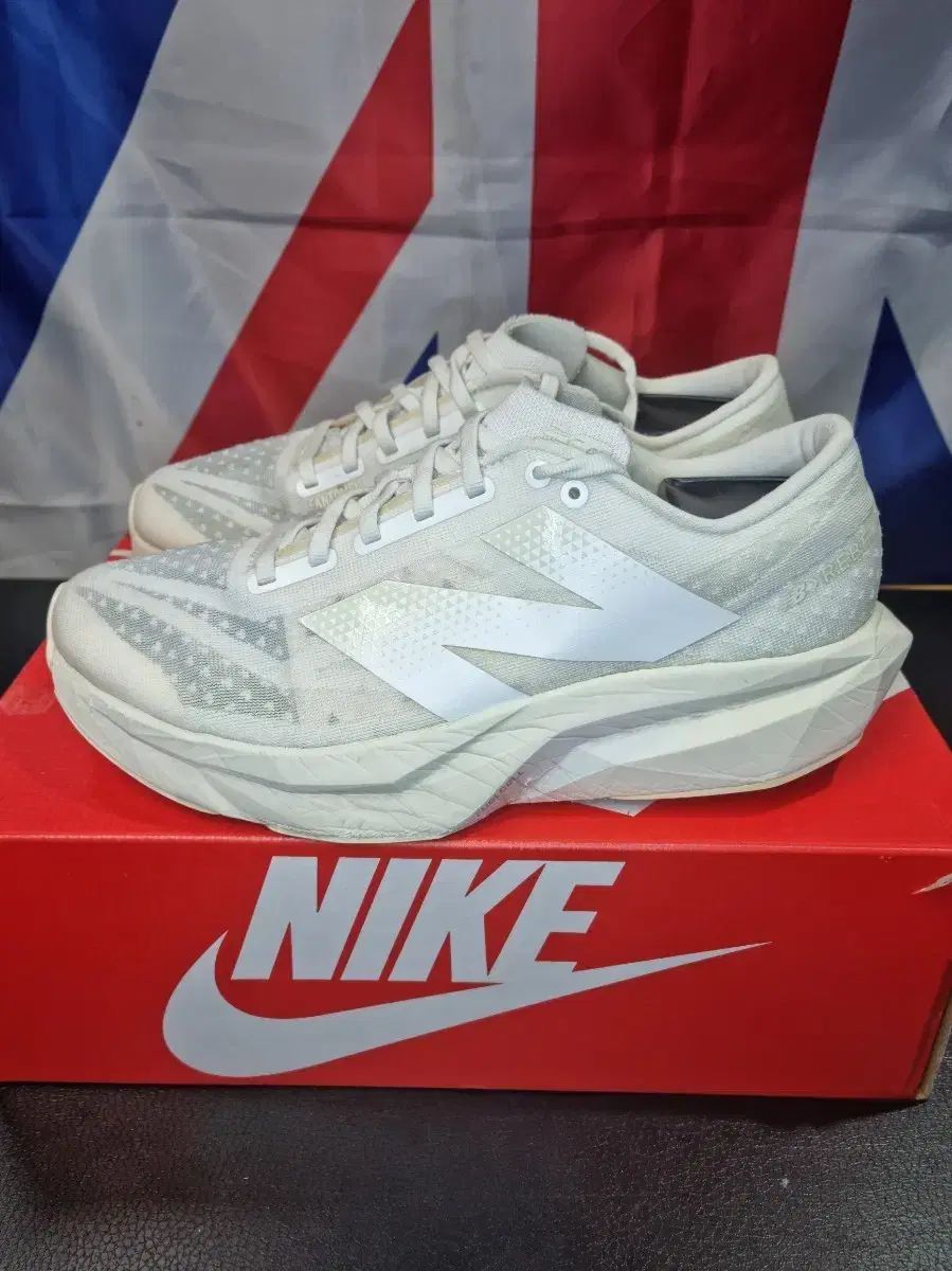 New Balance ニューバランス フューエルセル レベル V3 白 ランニングシューズ