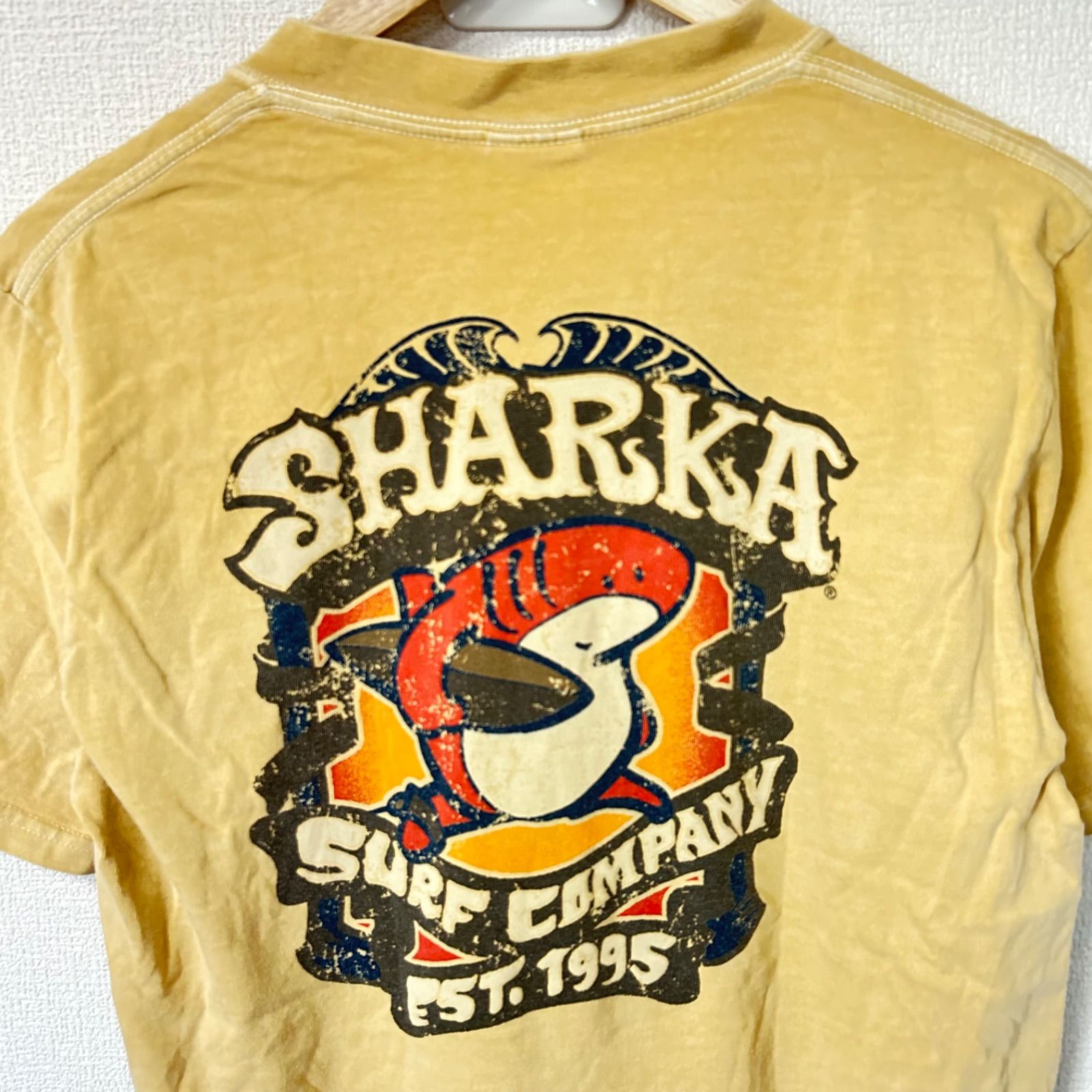 (^w^)b crazy shirts クレイジーシャツ クルーネック 半袖Tシャツ コットン 綿100% SHARKA SURF COMPANY EST.1995 HAWAII バックプリント サーフ 古着MIX ベージュ系 メンズ サイズS