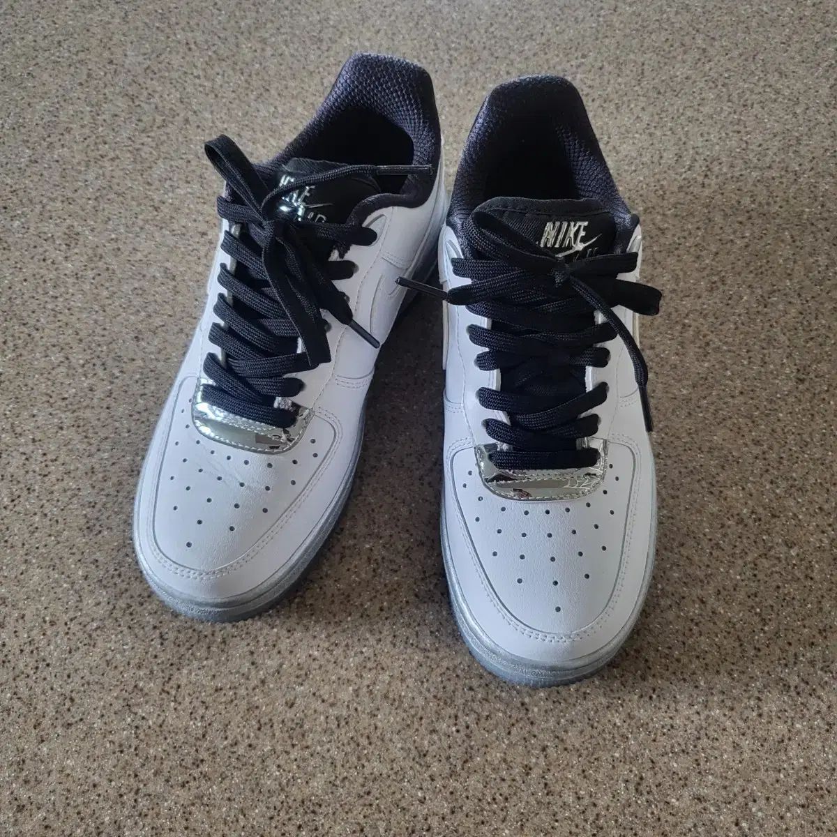 NIKE