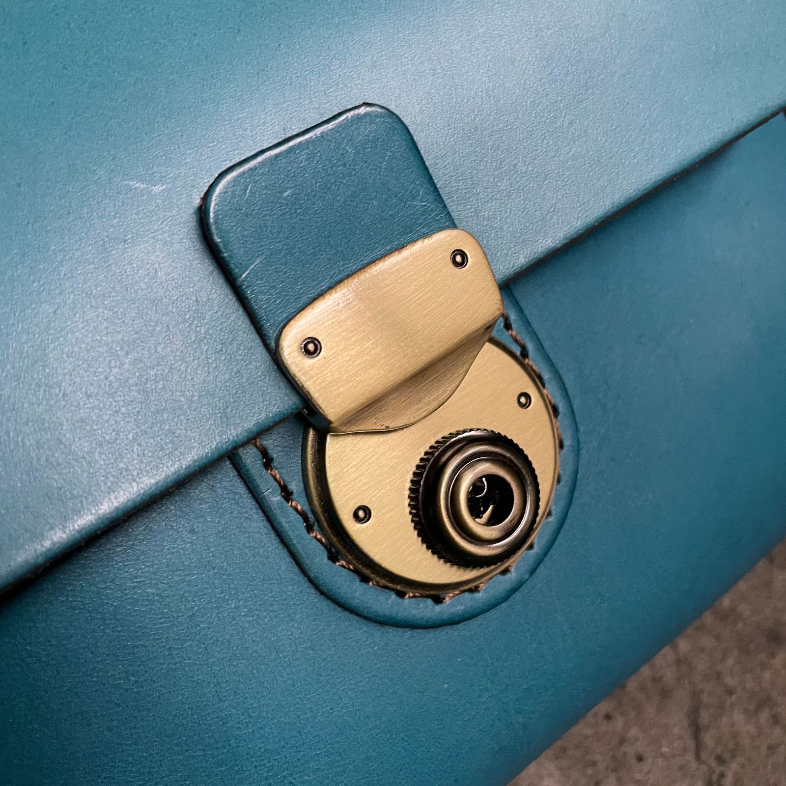 HERZ 2025春夏限定色 プチミニョン セルリアンブルー ハンドバッグ