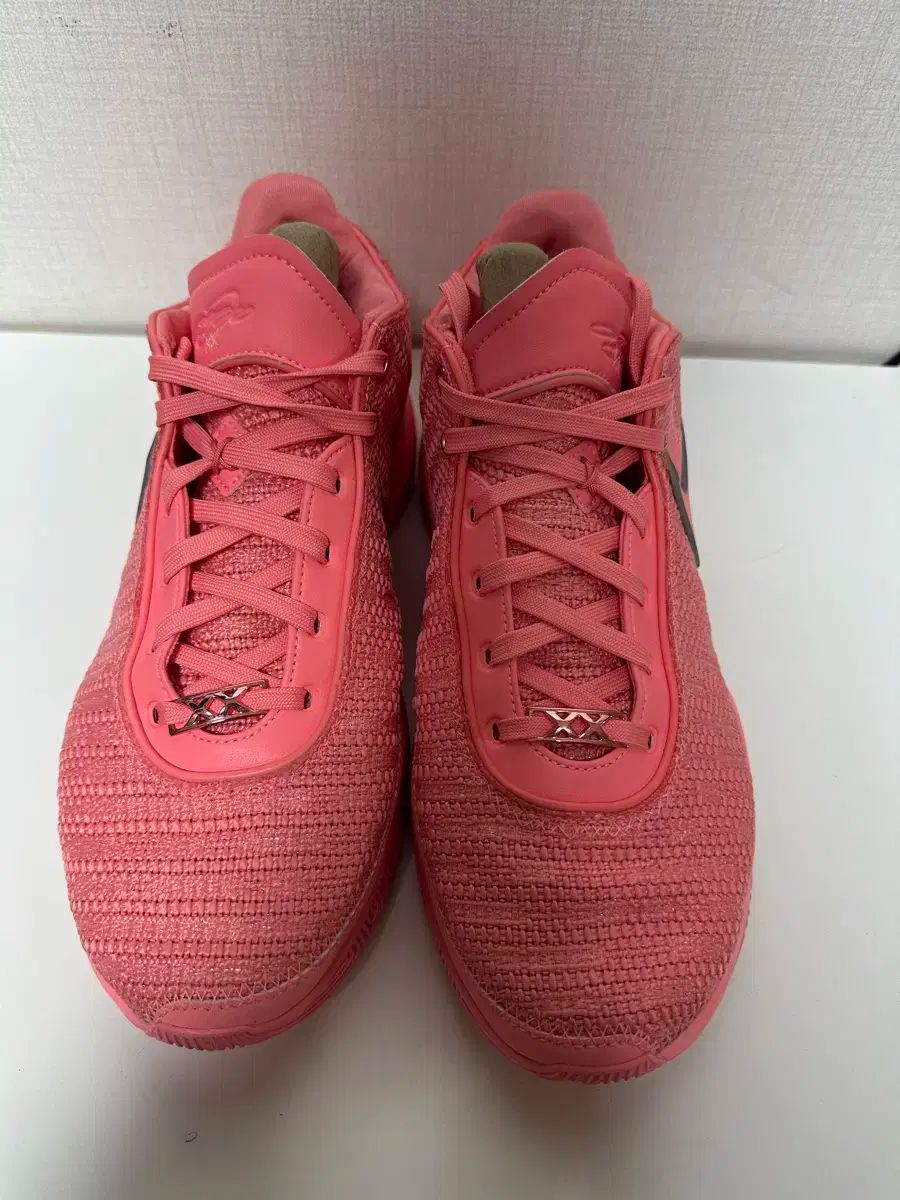 ナイキ レブロン 20 ピンク バスケシューズ