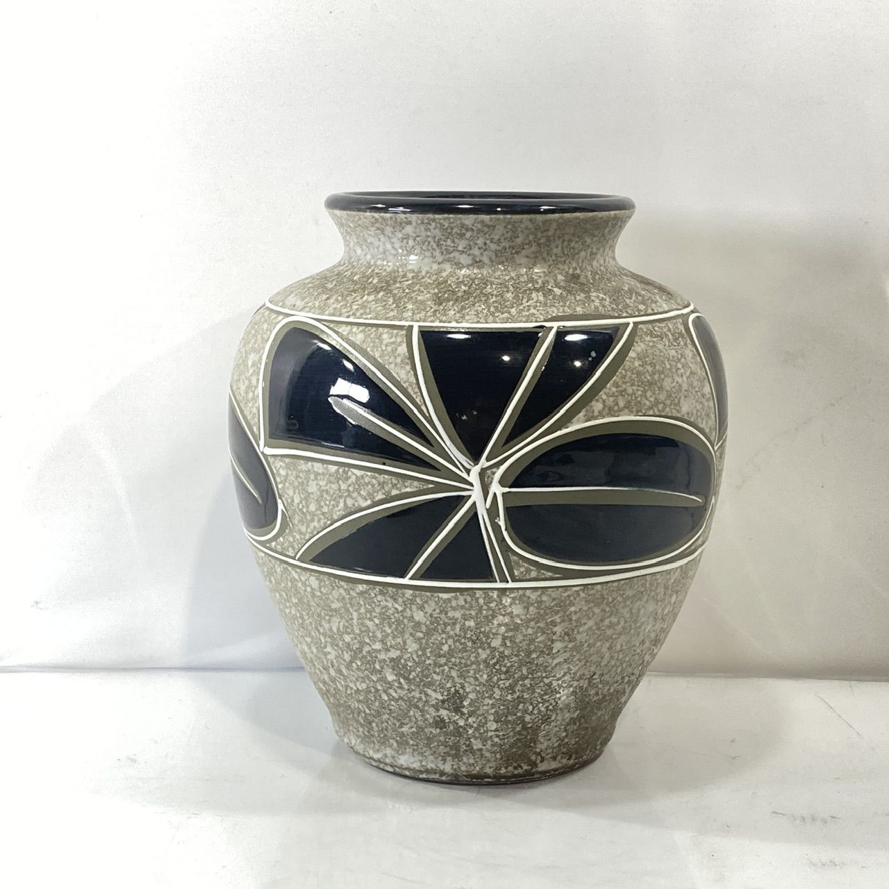 水英 陶器 花瓶 グレー 黒 花 - メルカリ