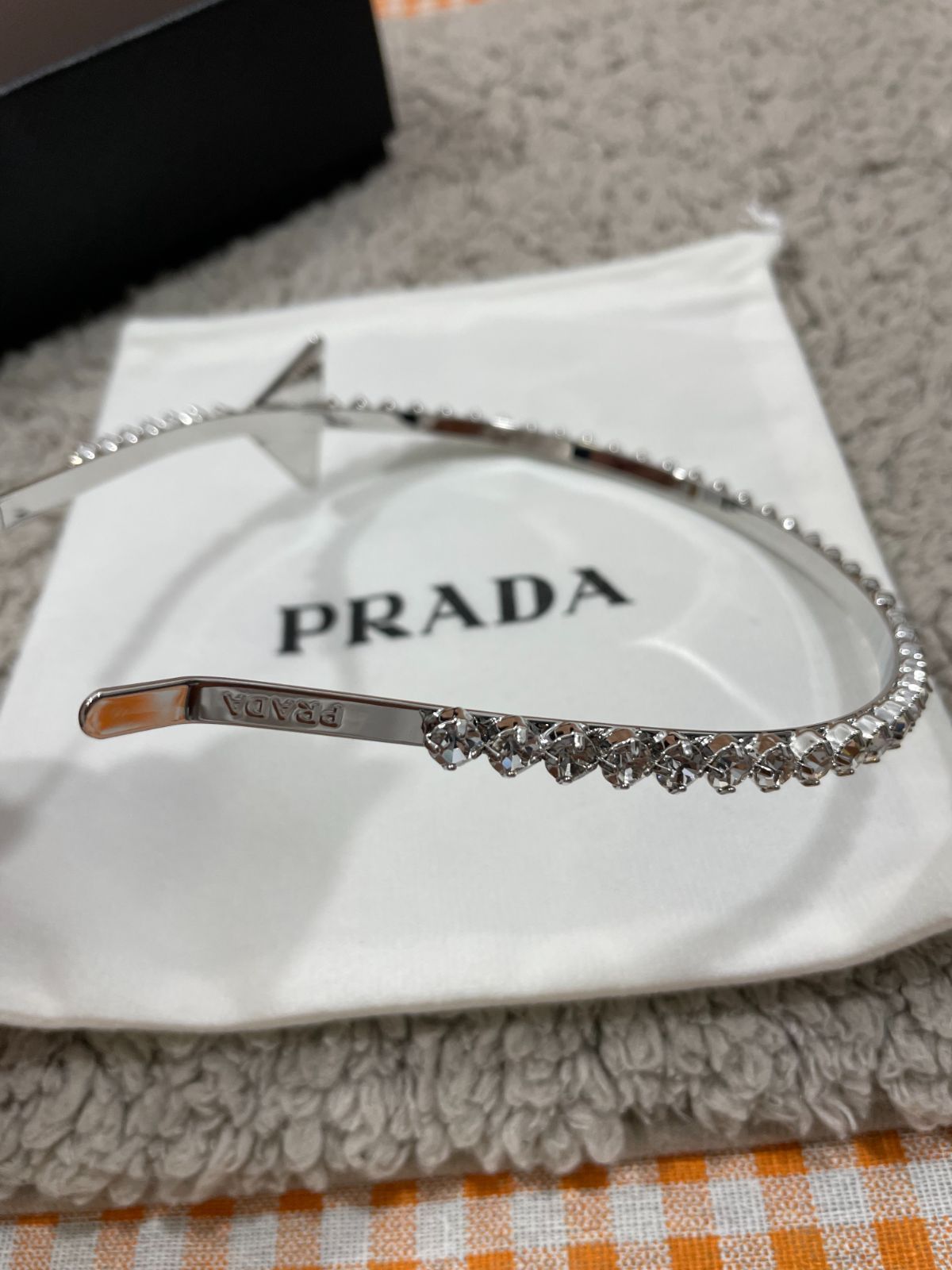 かなり綺麗PRADA プラダ　クリスタル ロゴ カチューシャ