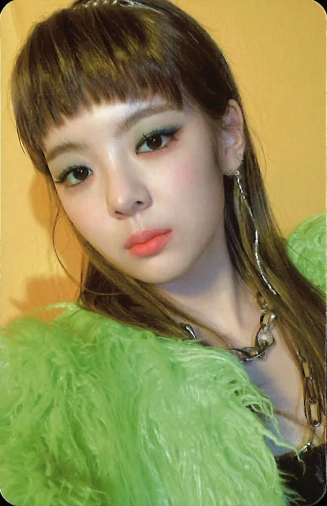 Lia – GUESS WHO core album photocard (Expansion) photocard