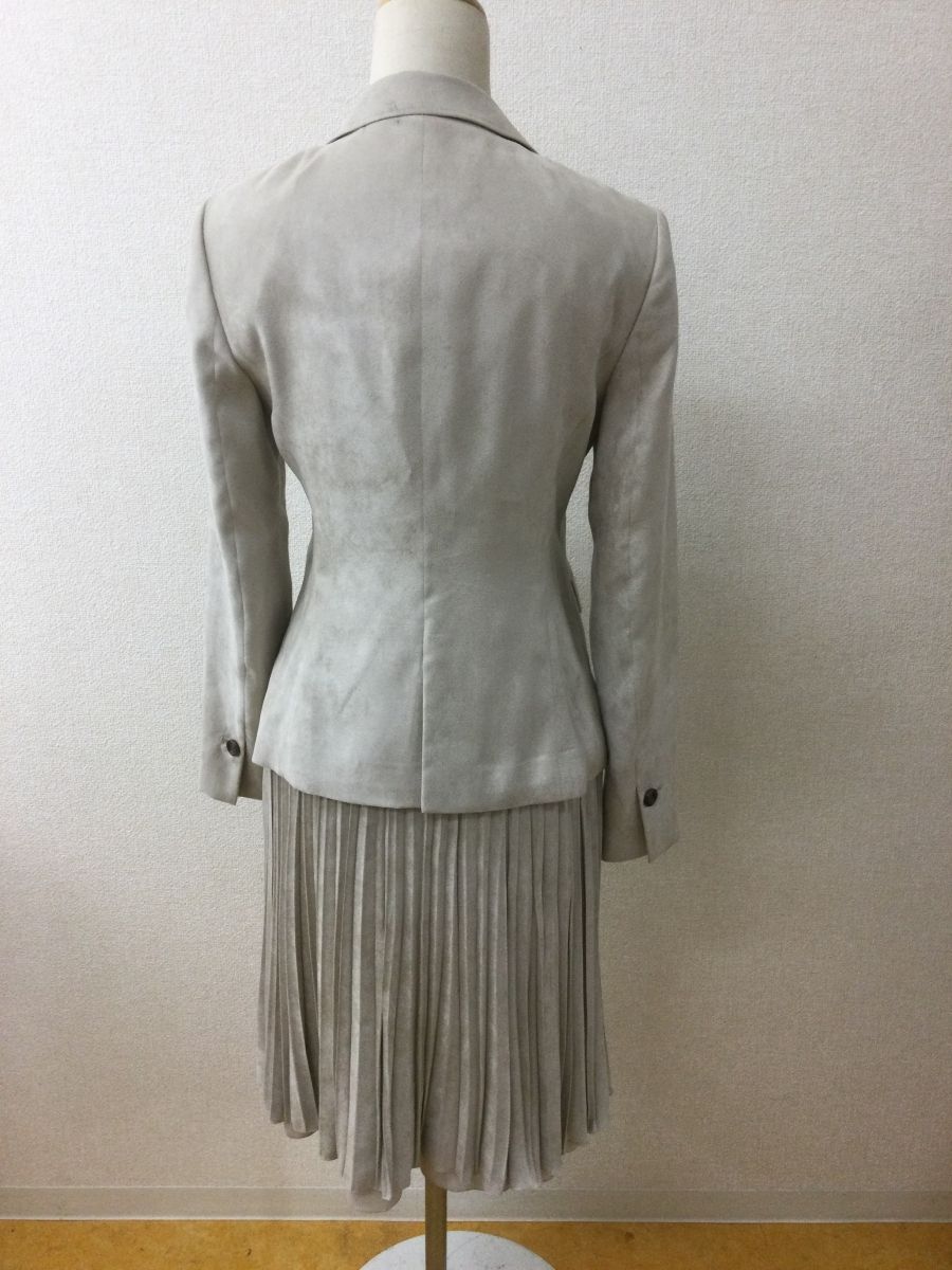 ベージュスーツ フェイクスエード