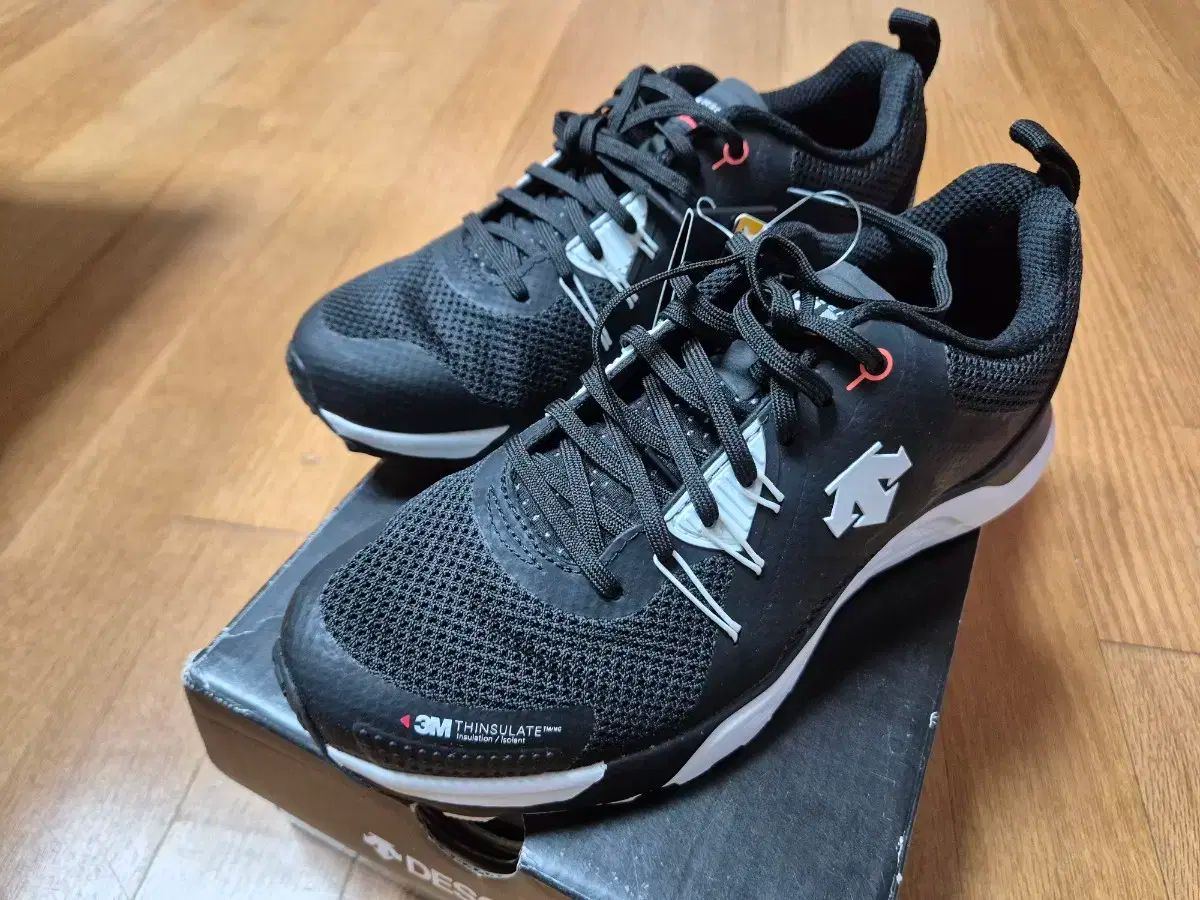 新品 DESCENTE(デサント) スニーカー ランニングシューズ 235