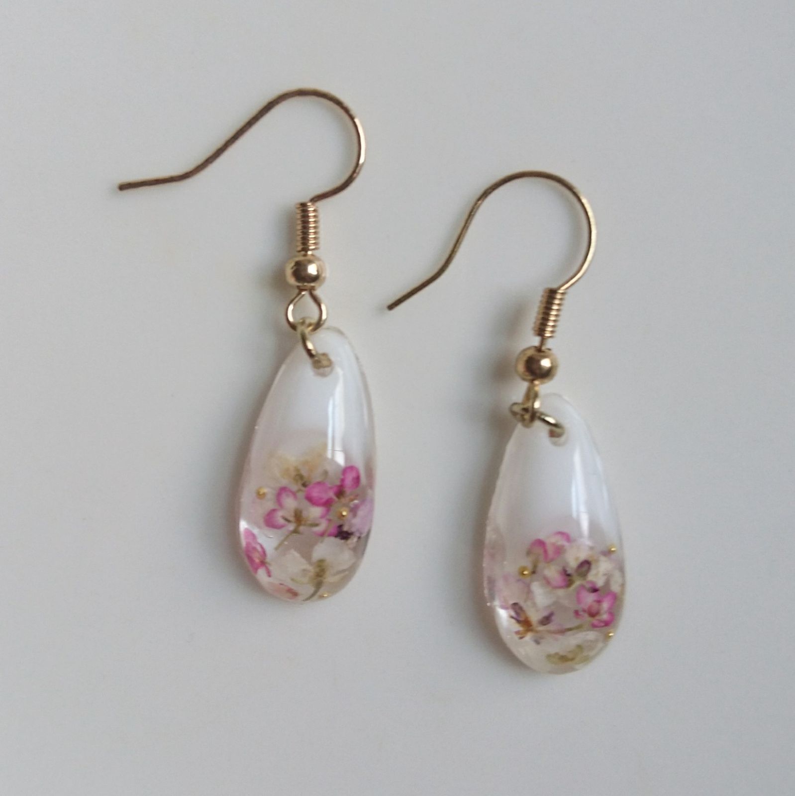 132 ハイクオリティ薔薇一輪レジン ハンドメイド ピアスorイヤリング