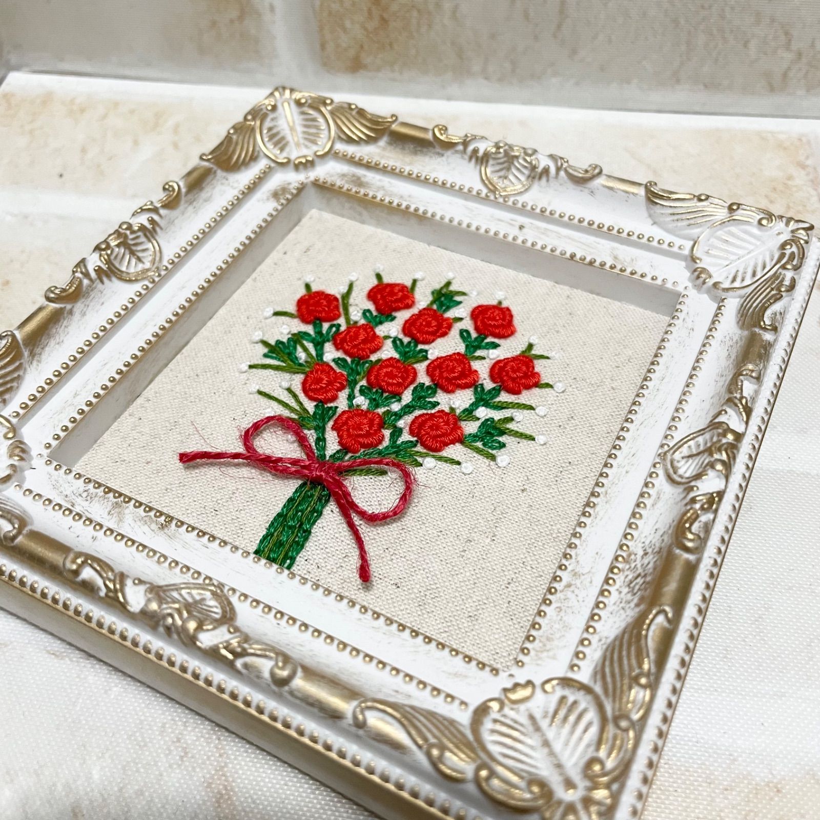 刺繍 花 花束 葉 フレーム 額 額入り ハンドメイド 花瓶 バラ クラシカル 刺繍 フレーム 薔薇の花束 - メルカリ