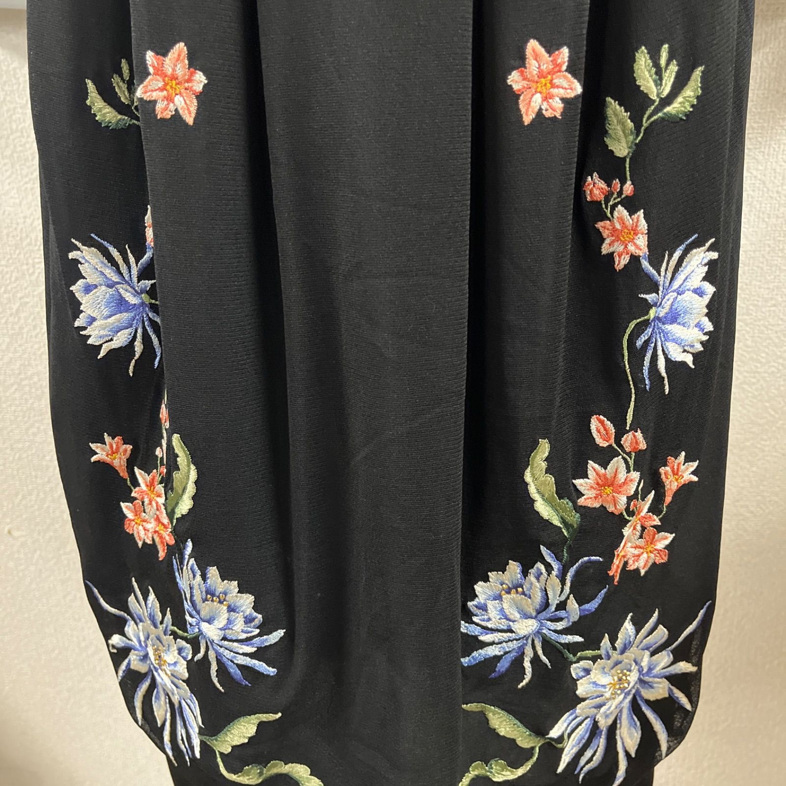 美品VIVIENNE TAM コクーンシルエットが可愛い 花柄刺繍 ワンピース  