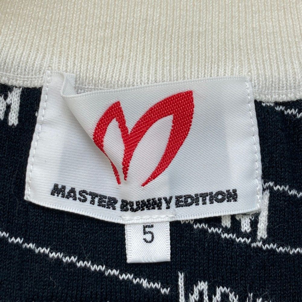 サイズ：5 MASTER BUNNY EDITION マスターバニーエディション  Vネック ニットベスト ロゴ総柄 ホワイト系 [240101422916] ゴルフウェア メンズ ストスト サイズ：5 MASTER BUNNY EDITION マスターバニーエディション V