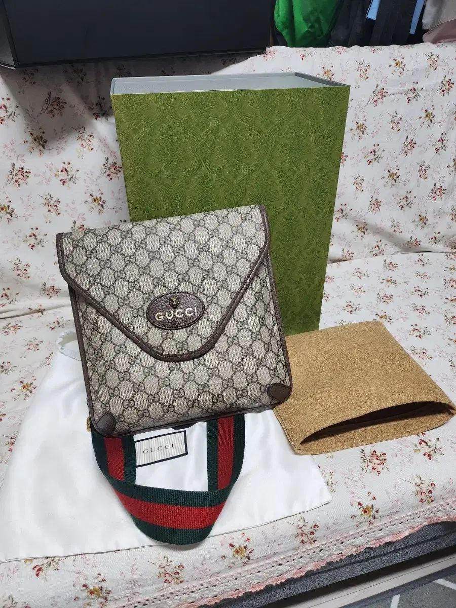 GUCCI グッチ ネオヴィンテージ メッセンジャーバッグ