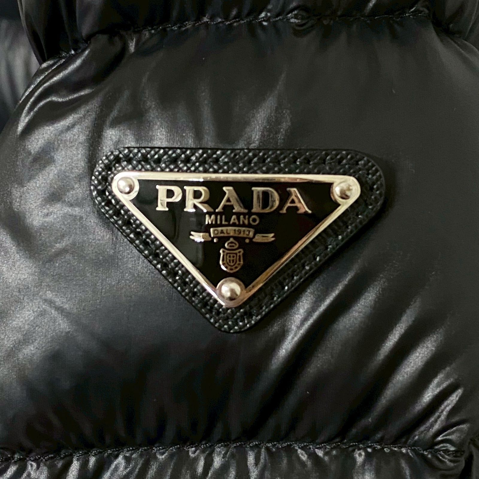 PRADA プラダ トライアングル ロゴ プレート 黒 ブラック ダウン